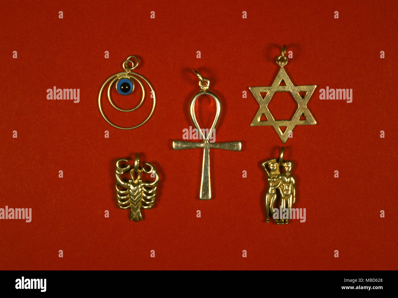 Amuleti collezione di amuleti da una varietà di fonti, tra cui la Stella di David (in alto a destra) il ankh (centro) e il Greco occhio (in alto a destra) Collezione privata Foto Stock