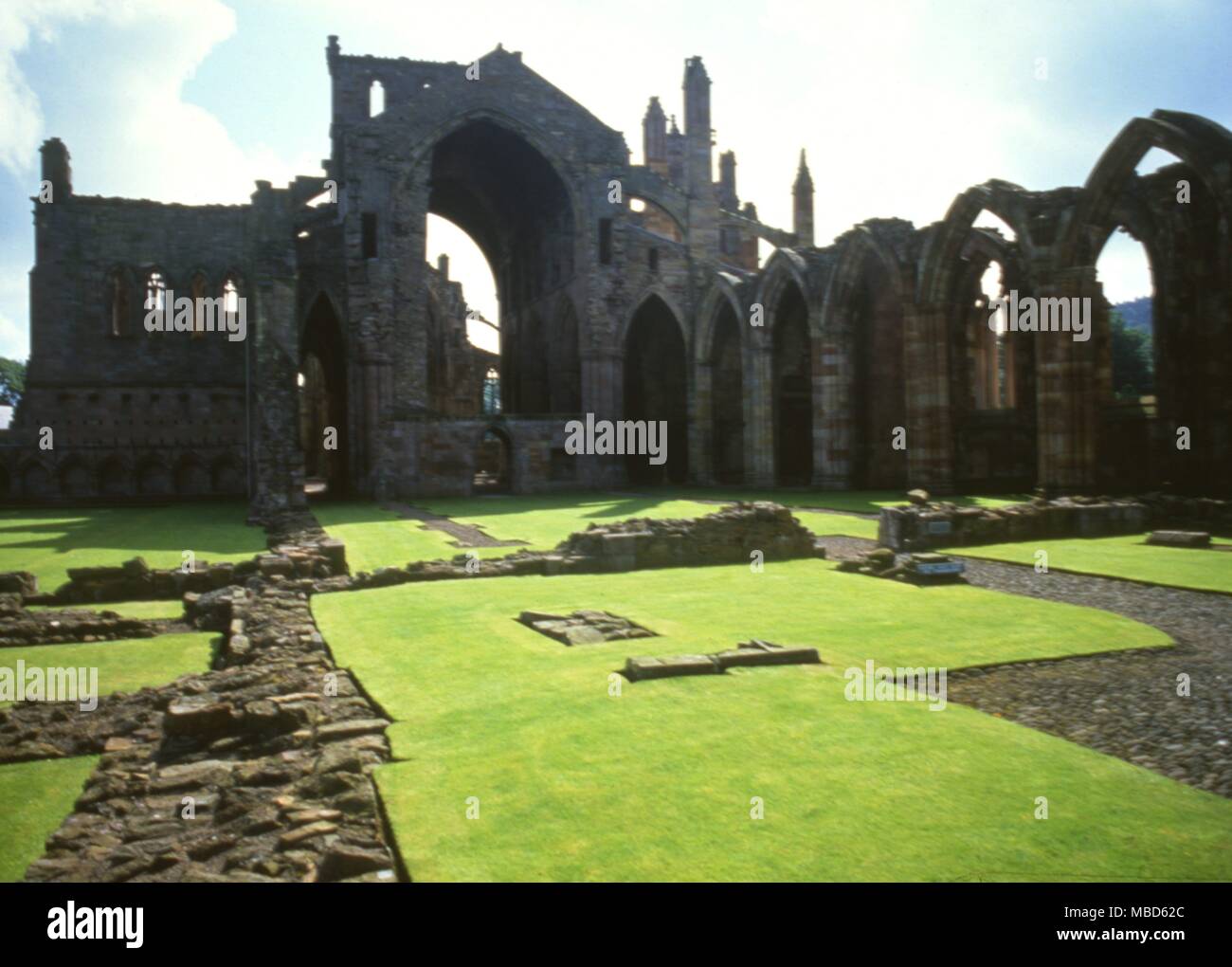 La Badia a Melrose è immersa nella storia Scozzese. All'interno dell'abbazia è il presunto luogo di sepoltura del mago, Michael Scot . Foto Stock