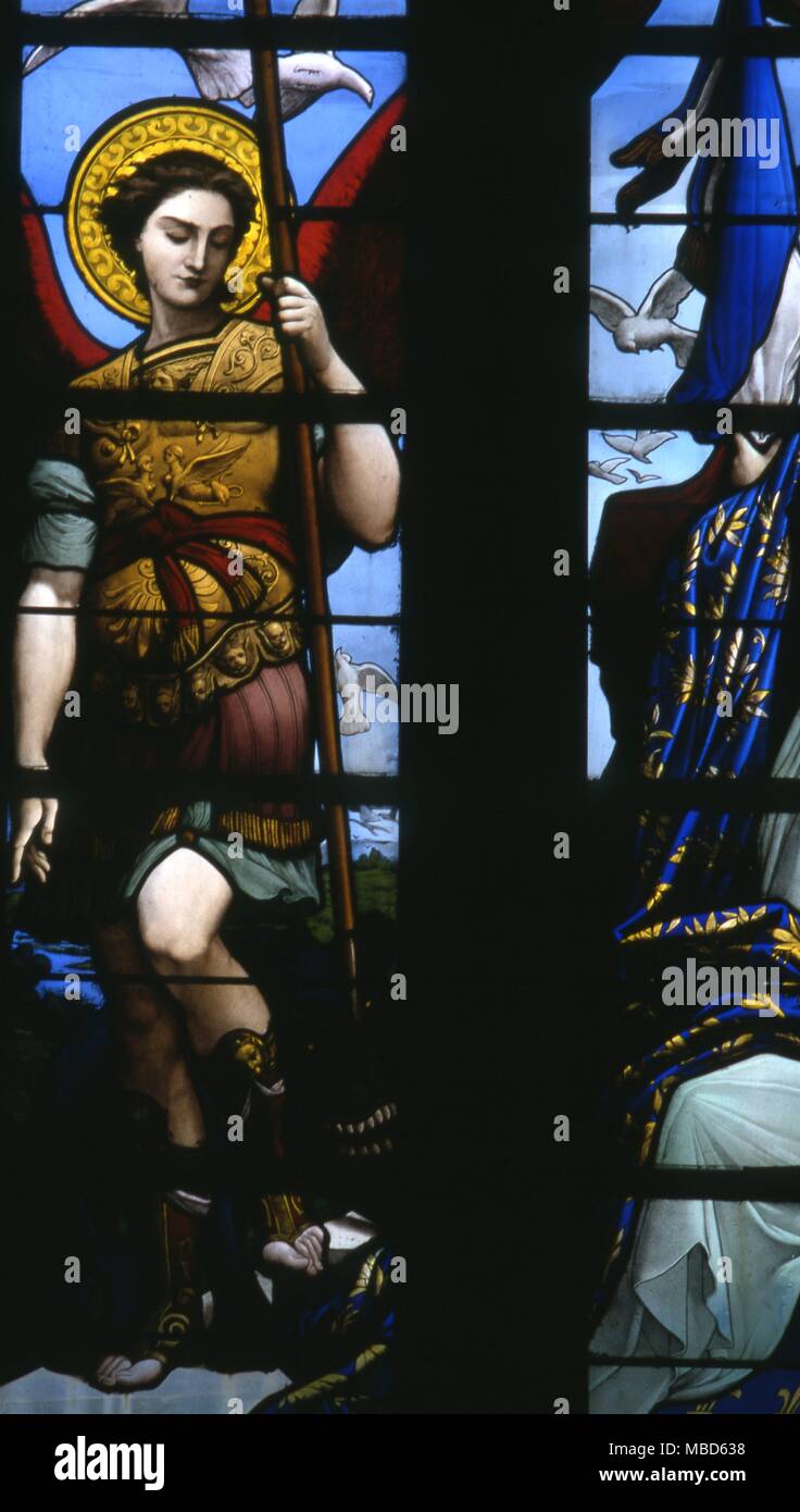 Christian (Santi) Saint Michael, stando in piedi sui cadaveri di Satana, dal vetro macchiato dedicato a Giovanna d'arco, in la Basilique du Bois - Chenu, Domremy Foto Stock