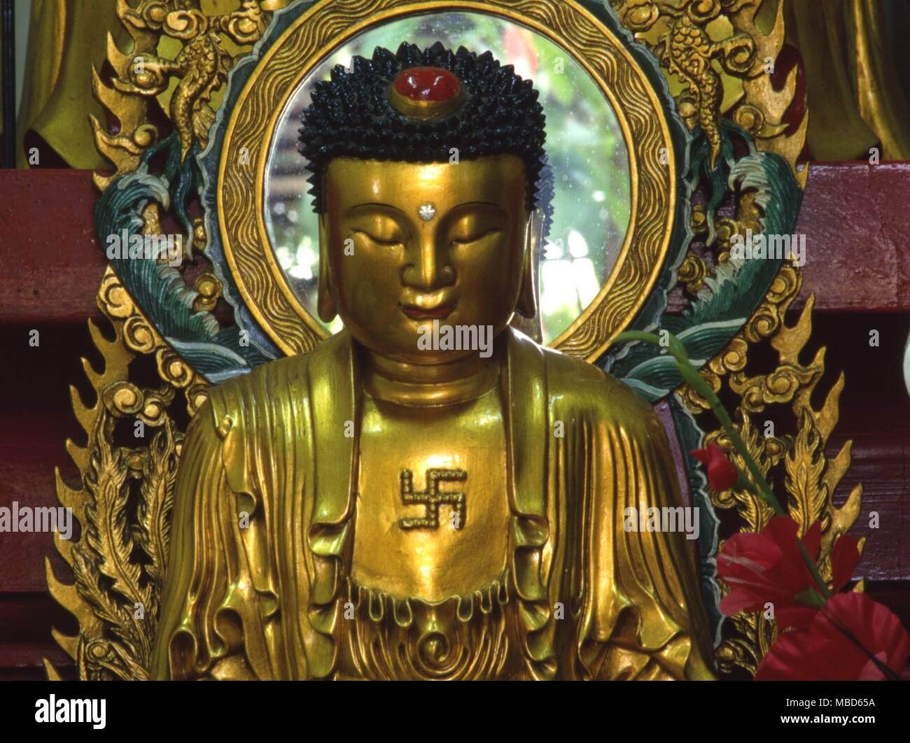 Lo specchio dietro la testa del Buddha è destinato a simboleggiare l'aura, ma riflette anche la ' maya ' del mondo, compreso quello contemplando il Buddha. Nota Il simbolo dell'sauwastika e il ' terzo occhio ', Ajna Foto Stock
