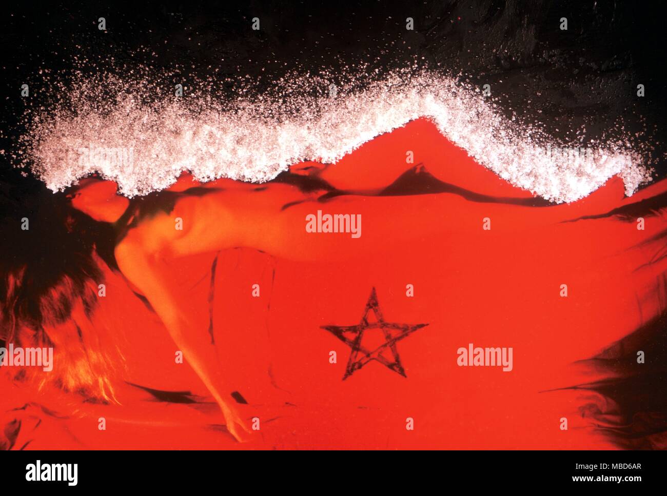 Viaggio astrale (primo stadio) - Il corpo astrale è visto clairvoyantly trasudato dal corpo fisico che giace prono sul letto, sia in stato di stop o in uno stato meditativo.- © / Charles Walker Foto Stock