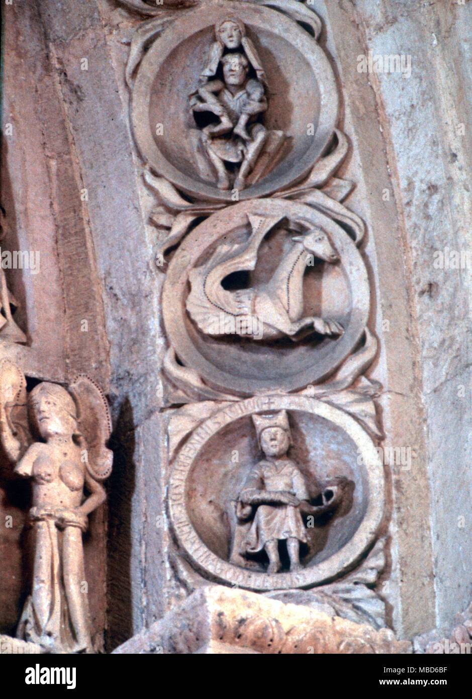 Capricorno (capra pesce) dall'roundel della banda zoaiacal nel nartece portale della basilica Madelene, Vezelay, Francia. Il tredicesimo secolo.- © / Charles Walker Foto Stock