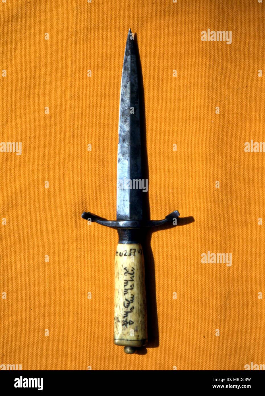 WITCHCRAFT - ceremonial dagger - con osso umano hilts, realizzato da Astrophel. Il coltello porta un nome e grado sigil del suo proprietario in Thesban script. Fatto 1982 Foto Stock