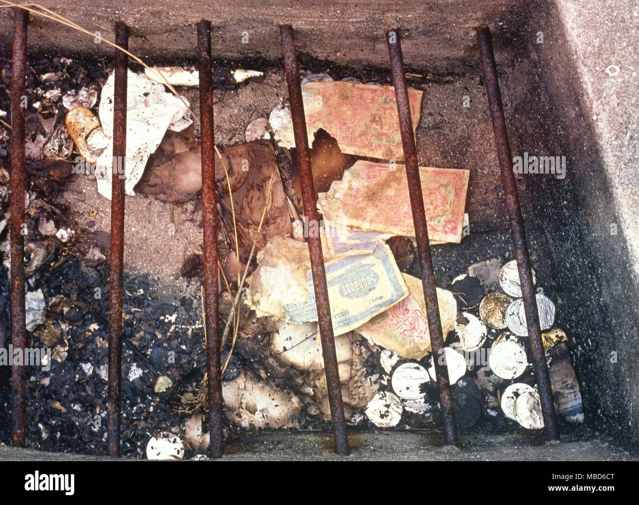 Mitologia Cinese valuta di morti - Note di imitazione e Falsificare monete metalliche utilizzate in riti sacrificali in un cinese sepoltura. Le note sono state parzialmente bruciato . Foto Stock