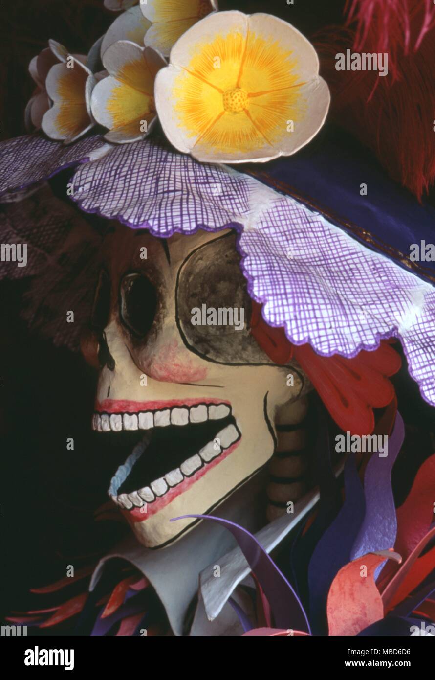 Il messicano Fiesta de Muertos, inizio alla mezzanotte del 1 novembre, comporta una lunga preparazione del grezzo (anche artistico) immagini di morte in forma di scheletri. Esempi da Oaxaca . Foto Stock