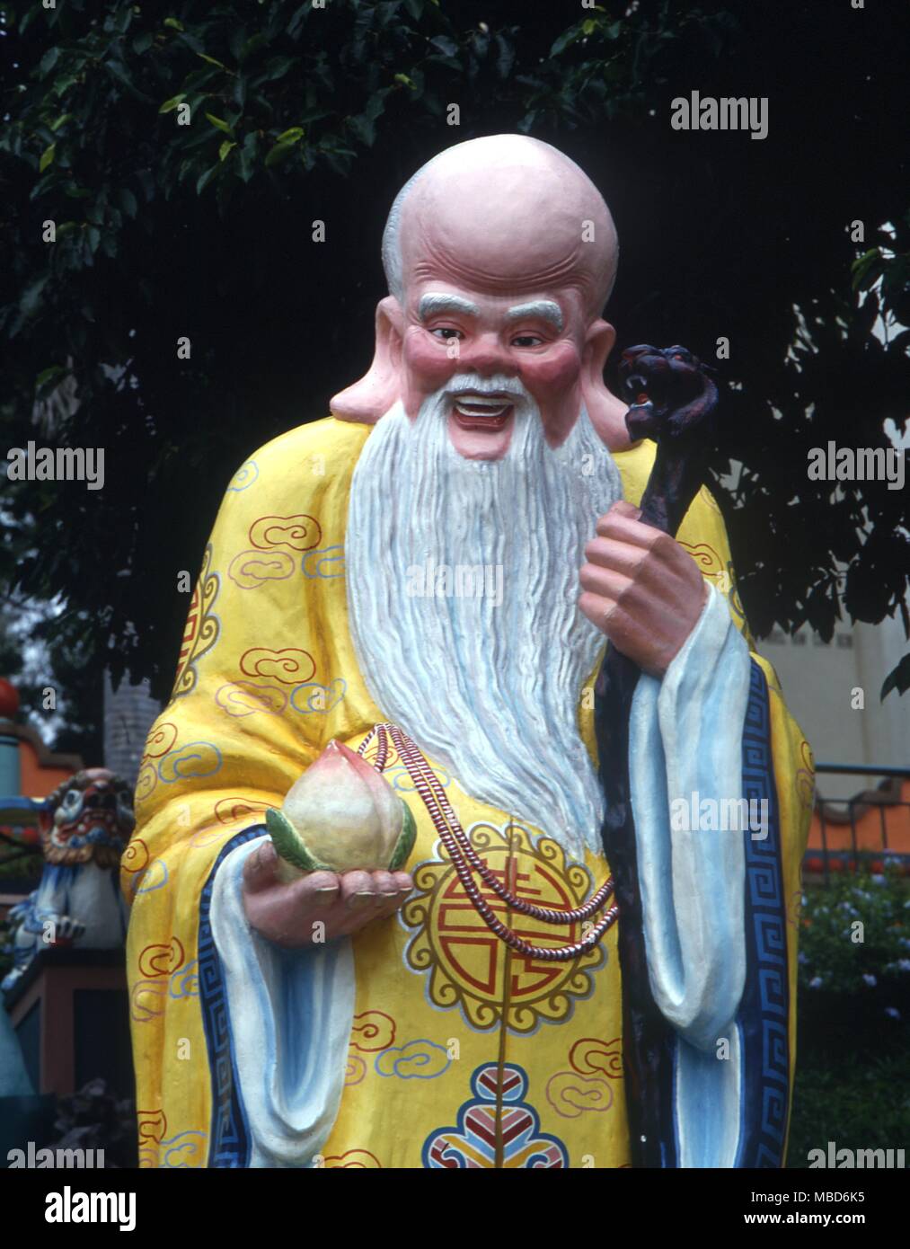 Mitologia cinese Shou Hsing il Dio di Lunga Vita statua in Haw Par Villa Singapore Foto Stock