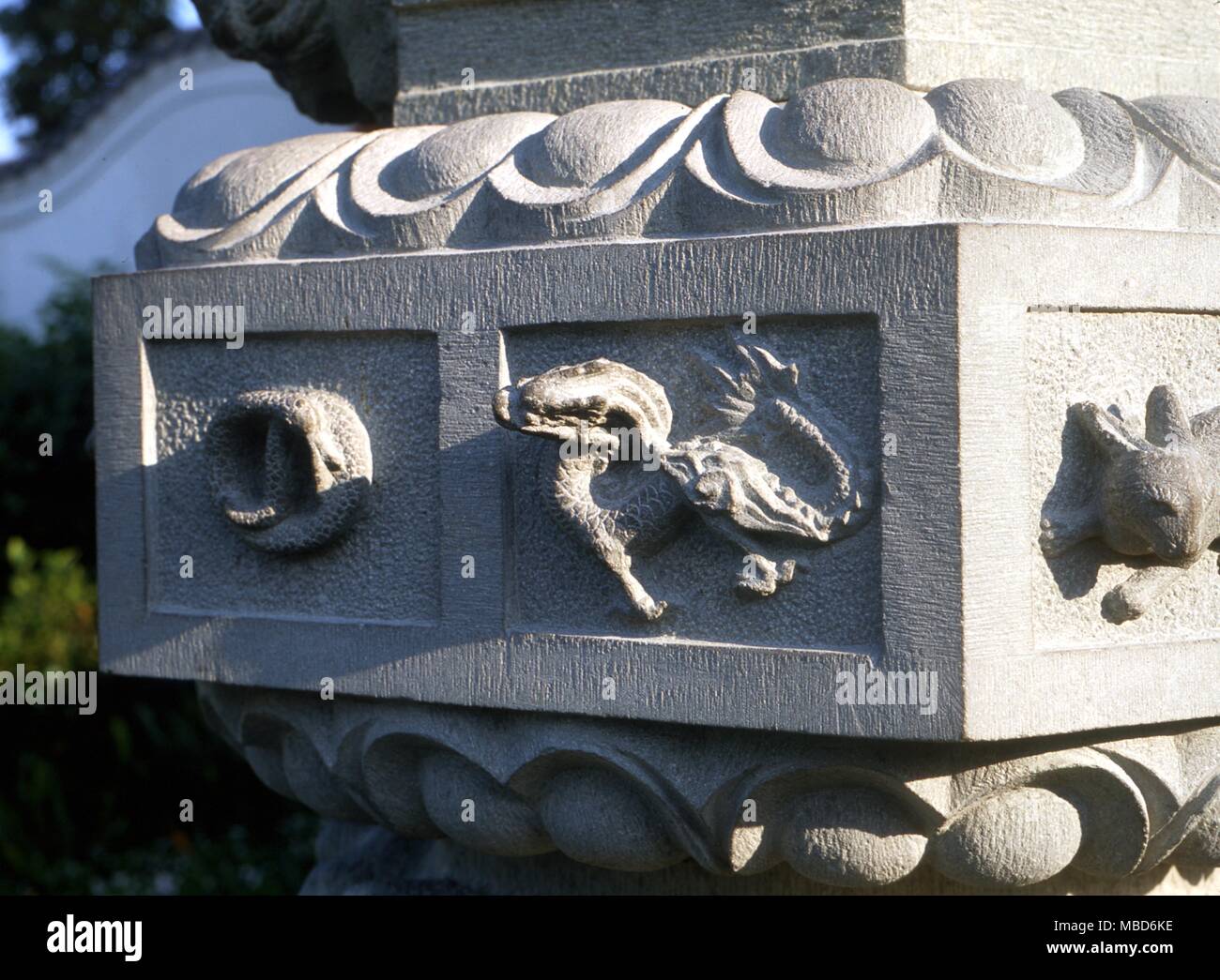 La stele zodiacale nel giardino di amicizia a Sydney in Australia il serpente e il drago sulla colonna zodiacale Foto Stock