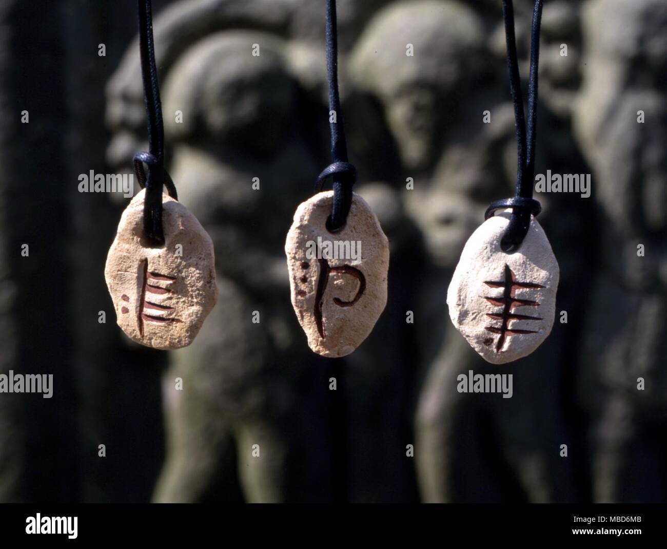 Alfabeti - Pietre Ogham celtico - pietre Ogham (da sinistra a destra) Febbraio (Willow ), massa (faggio, la Phagos) e acqua (pioppo ). Appendere in prossimità dello zoccolo della Croce del Sud a Monasterboice, Irlanda. - Ogham è la prima forma di scrittura in Irlanda, ma risale intorno al III secolo d.c. ed è stato in uso per circa 500 anni. L'alfabeto Ogham è costituito da una serie di tratti lungo o attraverso una linea. L'alfabeto fu scolpito sulle pietre permanente per commemorare qualcuno, utilizzando il bordo della pietra come la linea centrale. Essi normalmente letta dal lato sinistro e dal basso verso l'alto, attraverso la parte superiore di un Foto Stock