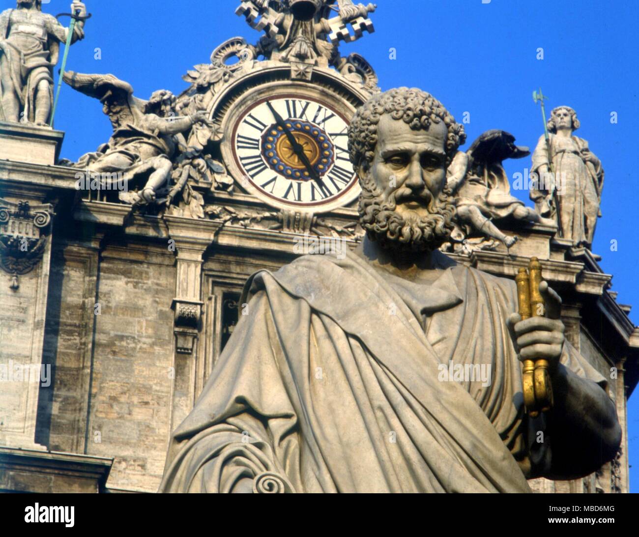 Santi - SAN PIETRO - con i due tasti per il cielo e l'Inferno. Statua sui gradini della facciata della Basilica di San Pietro a Roma Foto Stock