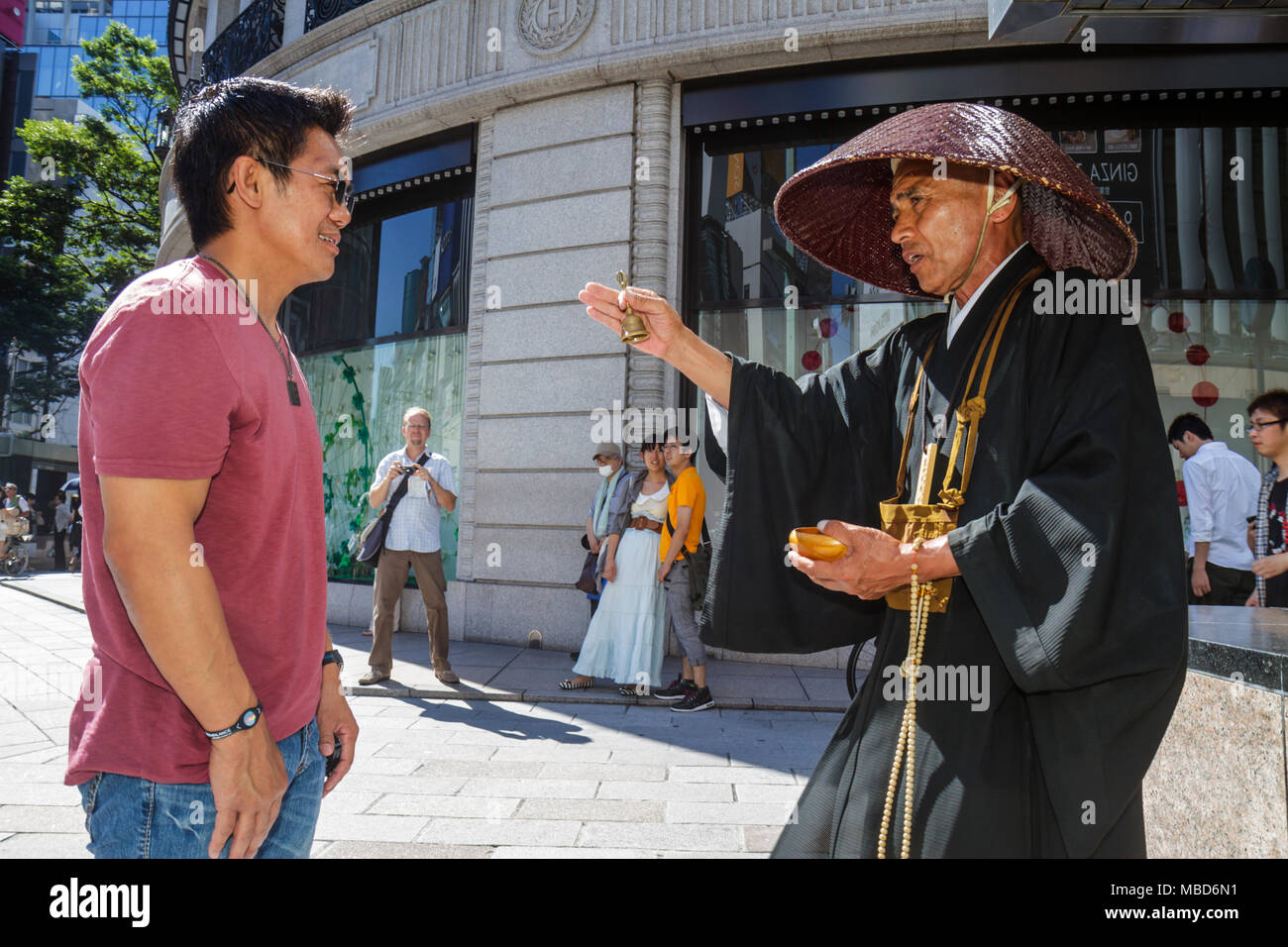 Tokyo Japan,Asia,Orient,Ginza,Chuo Dori Street,kanji,personaggi,simboli,Inglese Giapponese,Buddista,Shinto,prete,religione,preghiera,benedizione,accettare fare Foto Stock