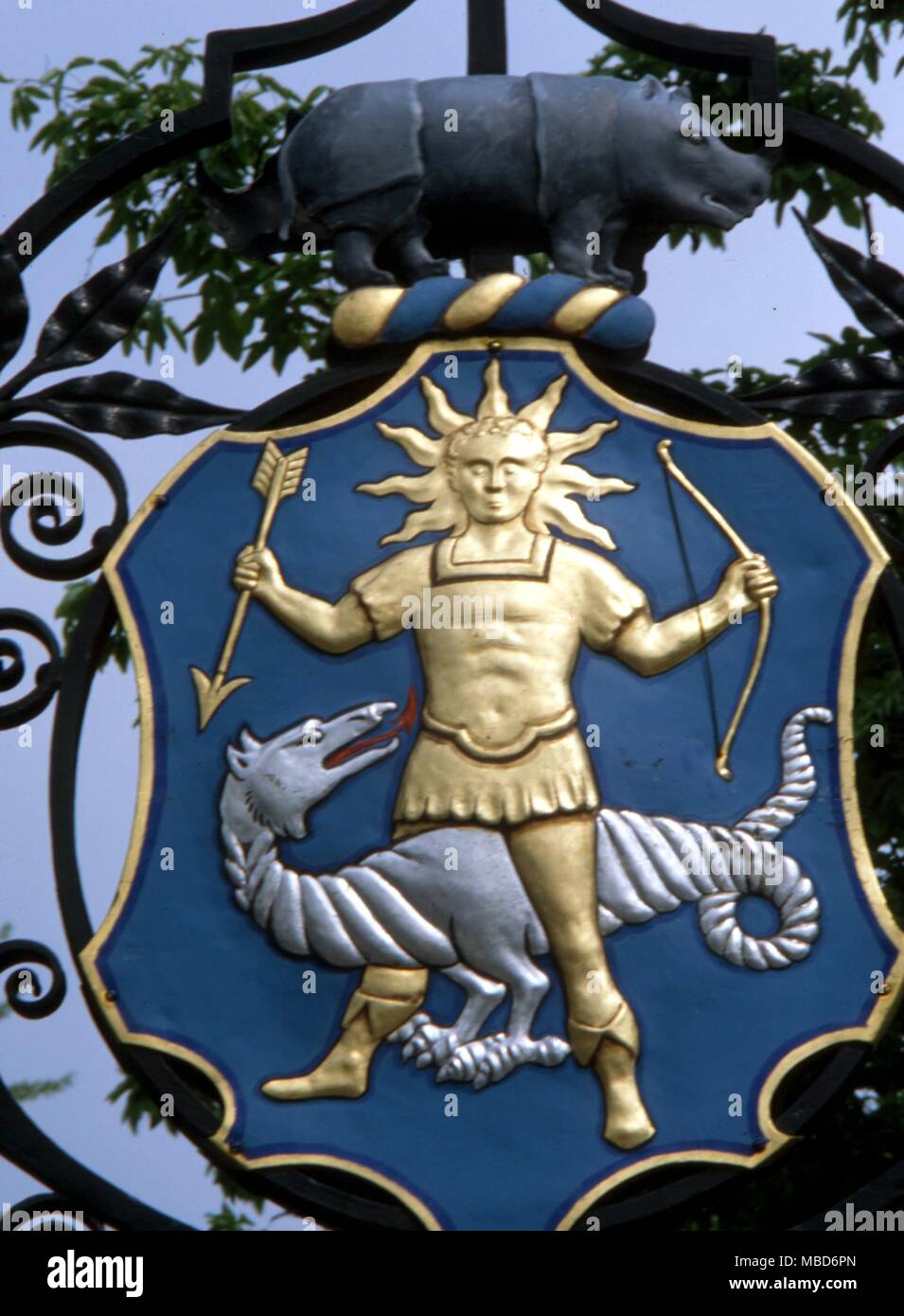 Drago - FISICA GIARDINO DRAGON - il dio-sole con il Lunar dragon - dispositivo araldico sul cancello principale del giardino di fisica in Chelsea. Foto Stock