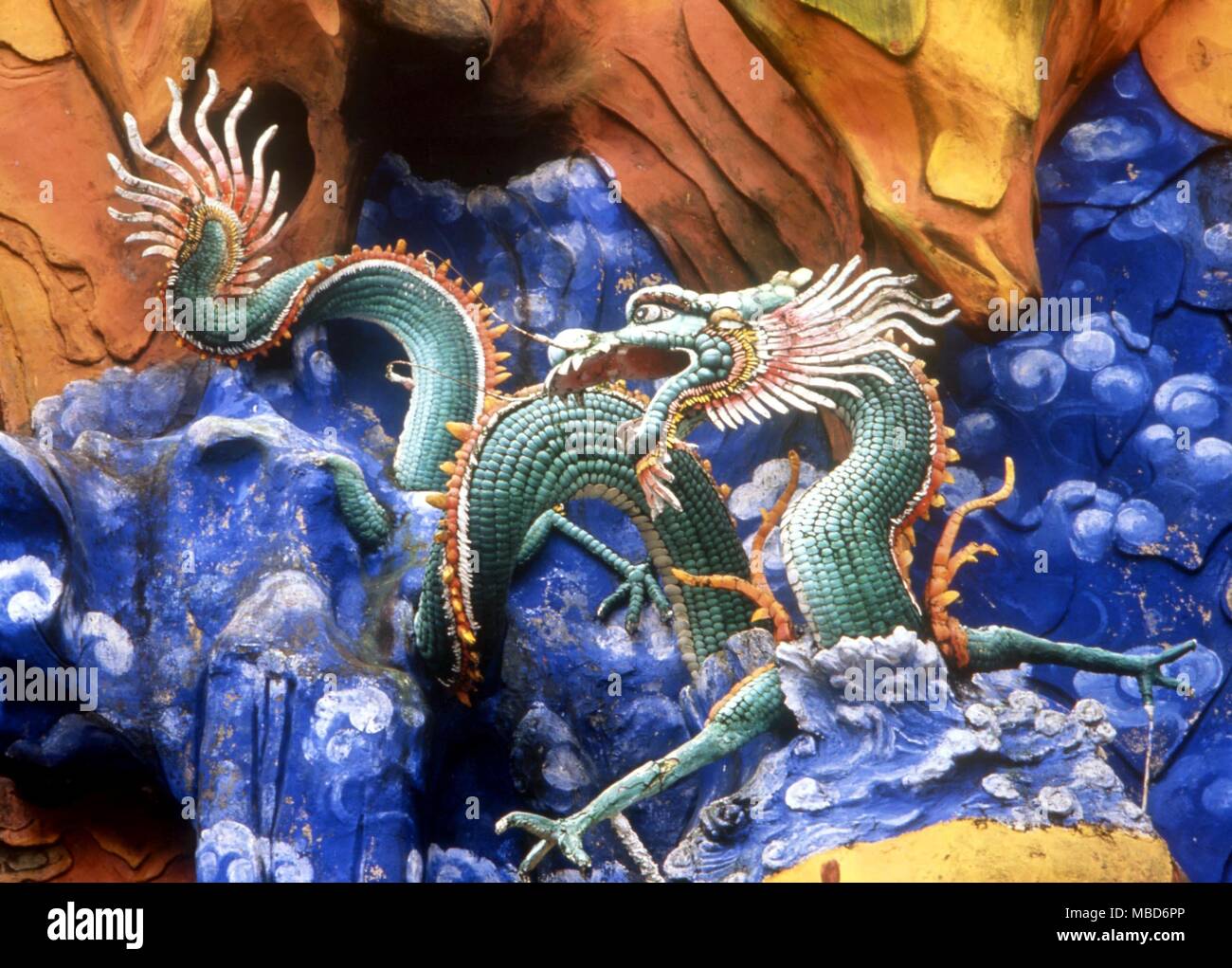 Drago - drago in ceramica in Haw Par Park (Tiger Balm Park) in Hong Kong Foto Stock
