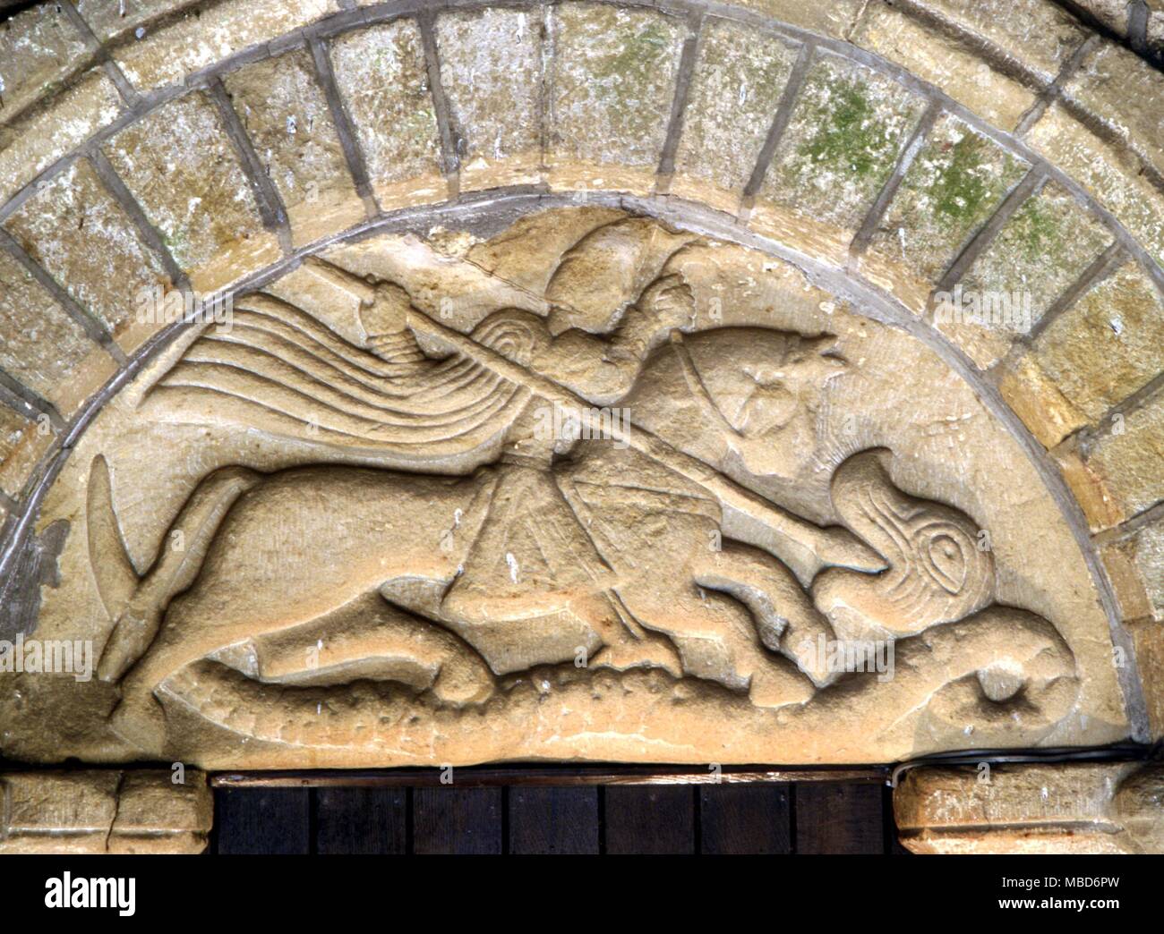 Drago - RUARDEAN - tardo-medievale scultura di San Giorgio e il Drago sul timpano della porta interna della chiesa a Ruardean, vicino a Hereford. Foto Stock