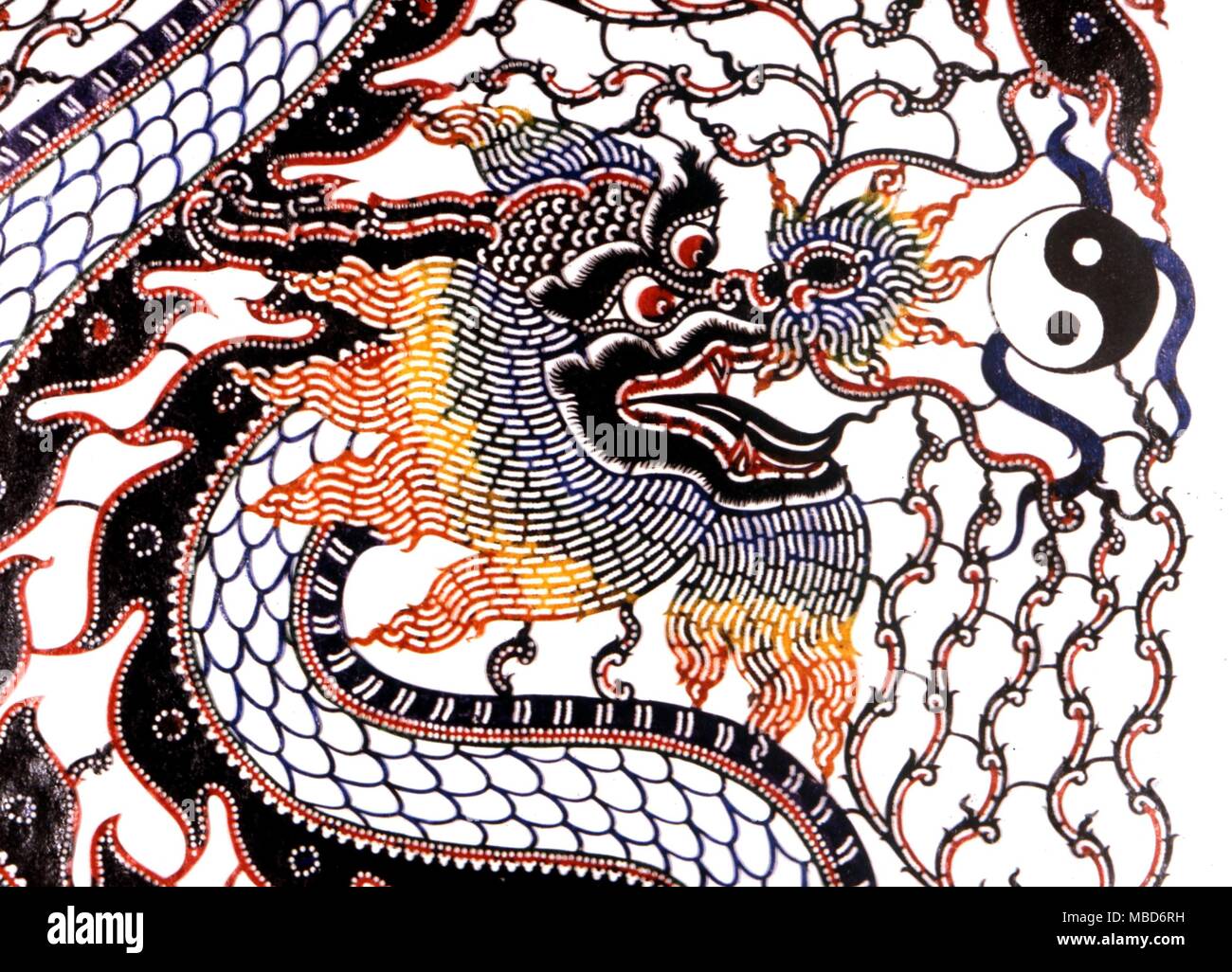 Drago - Il Tai Chi simbolo, talvolta chiamato Ying-Yang simbolo, come parte di un drago orientale dell'immagine. Il Ying Yang opposizione è la base della teoria sottostante la I Ching. Foto Stock