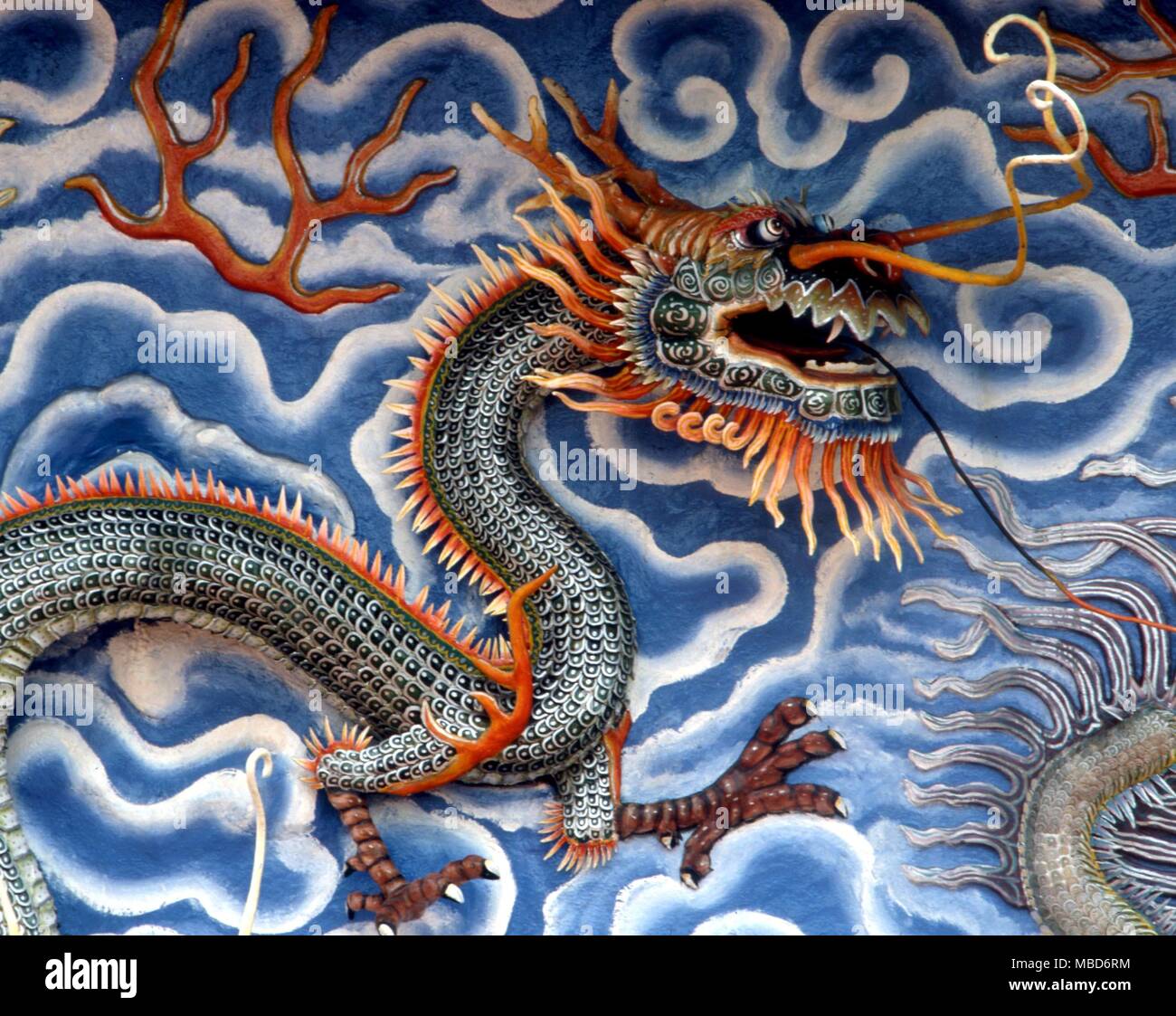 Drago - draghi cinesi - semi-relief dragons dipinta su un muro in Haw Par Villa in Singapore Foto Stock