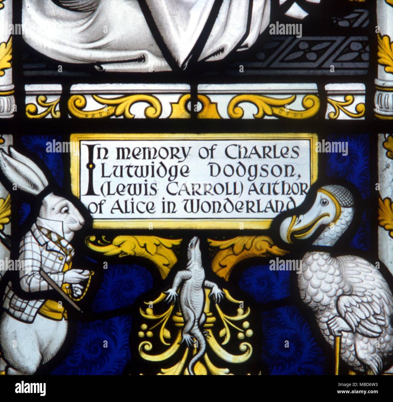Alice nel Paese delle Meraviglie - Il Coniglio Bianco, il Dodo e la lucertola. Dettaglio da Lewis Carroll memorial finestra a Daresbury. - In memoria di Charles Lutwidge Dodgson Foto Stock