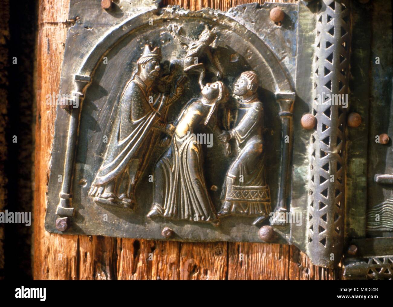 Esorcismi - San Zeno esorcizzare una donna di un demone. A partire dal XII secolo porta di bronzo di San Zeno in Verona. Foto Stock