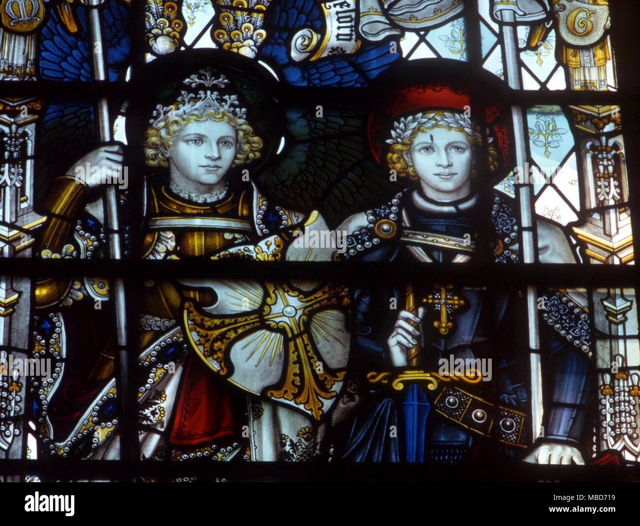 Angeli - arcangelo Michele (sinistra) con St George di Inghilterra. In vetro colorato del XIX secolo, dalla cattedrale a Southwell Foto Stock