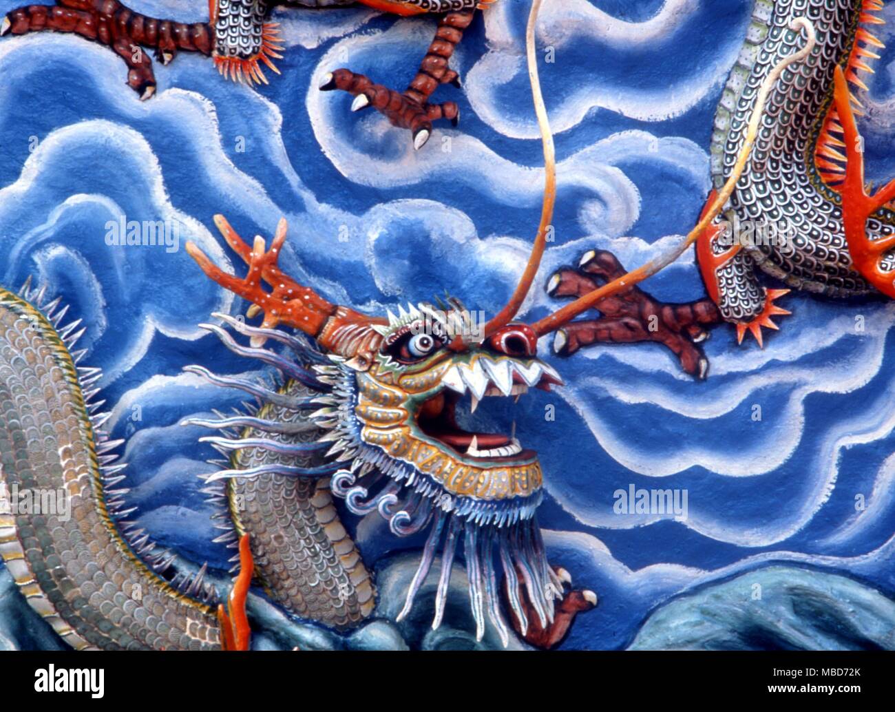 Basso rilievo immagine di dragon dalla parete del drago in Haw Par Giardini in Singapore Foto Stock