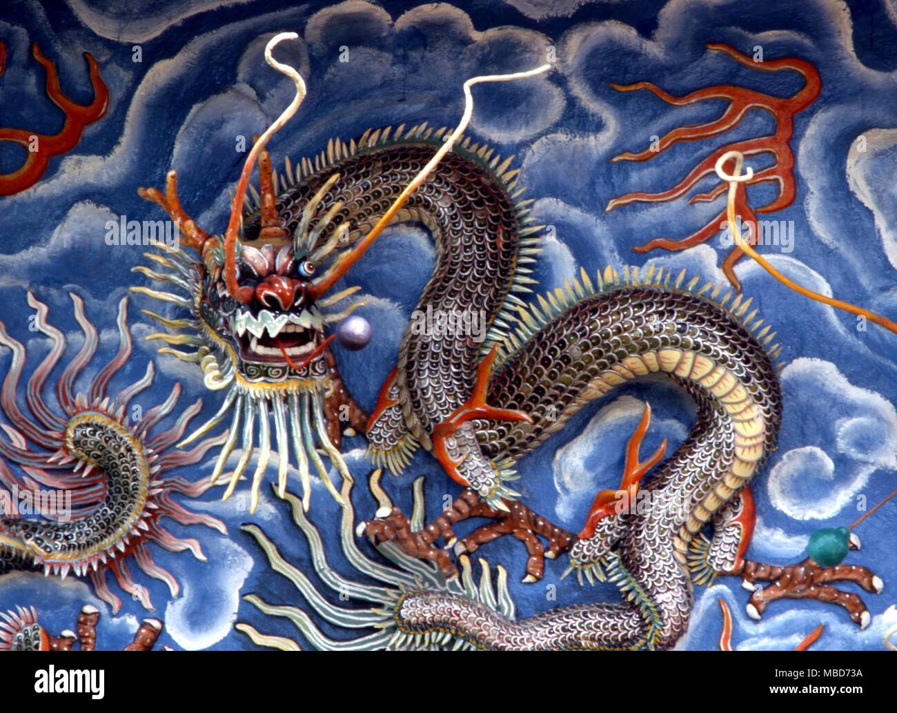 Drago Cinese - Semi-relief Haw Par Villa in Singapore - contro il mare blu  Foto stock - Alamy