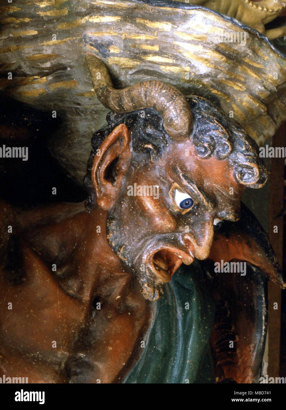 Il demone che reca l'acquasantiera nella chiesa di Maria Maddalena a Rennes-le-Chateau. Progettato da Berenger Sauniere, eseguito dal esotericist Giscard Foto Stock