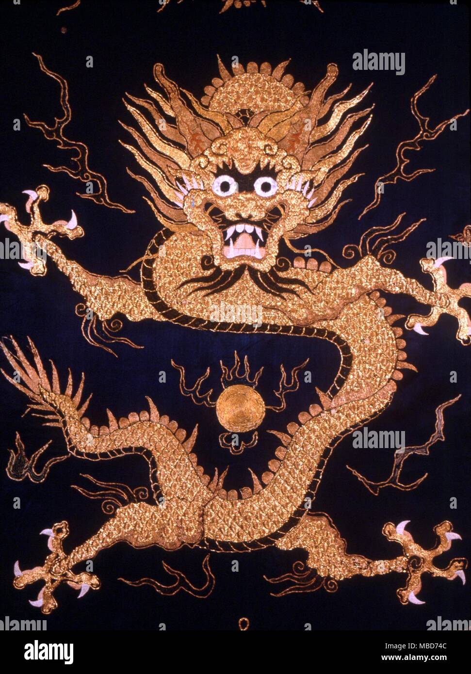 Imperiale cinese sul drago ricamato abito cerimoniale - Collezione privata Foto Stock