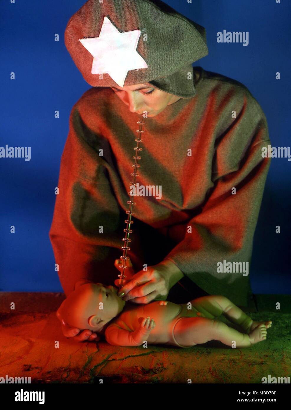 Il Fungo - Fase uno - l'operatore o nero magiciana è 'soffiando' il suo respiro nel fungo (una bambola), al fine di investire simbolicamente con la vita. Il fungo è denominato poi e mutilati in modo da arrecare pregiudizio sulla persona, dal simpatico magic. Foto Stock