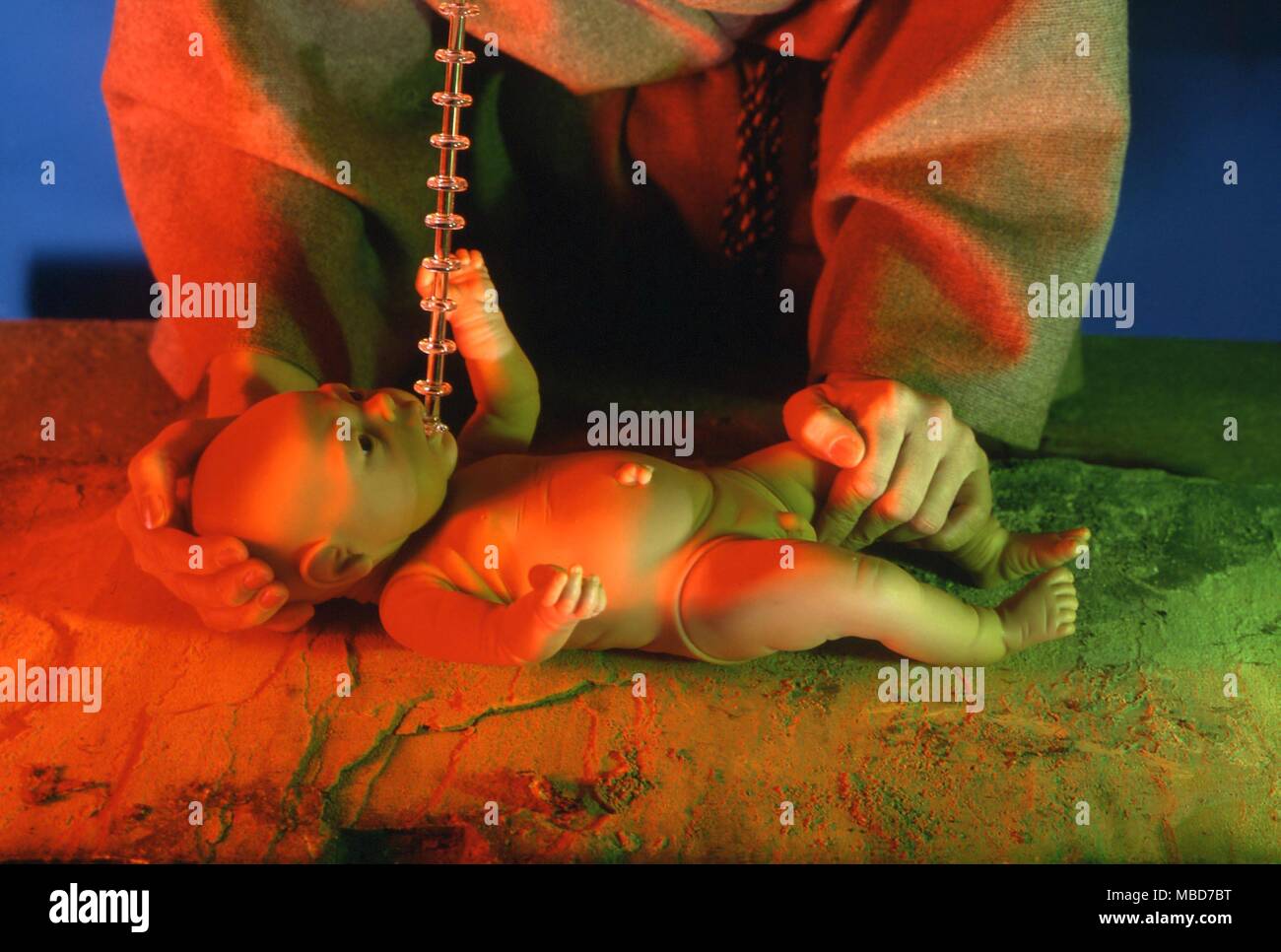 Il Fungo - Fase uno - l'operatore o nero magiciana è 'soffiando' il suo respiro nel fungo (una bambola), al fine di investire simbolicamente con la vita. Il fungo è denominato poi e mutilati in modo da arrecare pregiudizio sulla persona, dal simpatico magic. Foto Stock