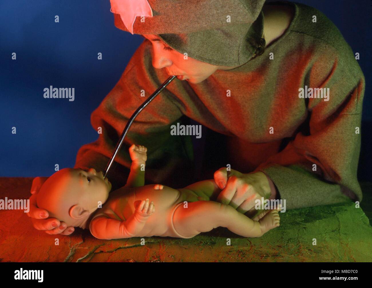 Il Fungo - Fase uno - l'operatore o nero magiciana è 'soffiando' il suo respiro nel fungo (una bambola), al fine di investire simbolicamente con la vita. Il fungo è denominato poi e mutilati in modo da arrecare pregiudizio sulla persona, dal simpatico magic. Foto Stock