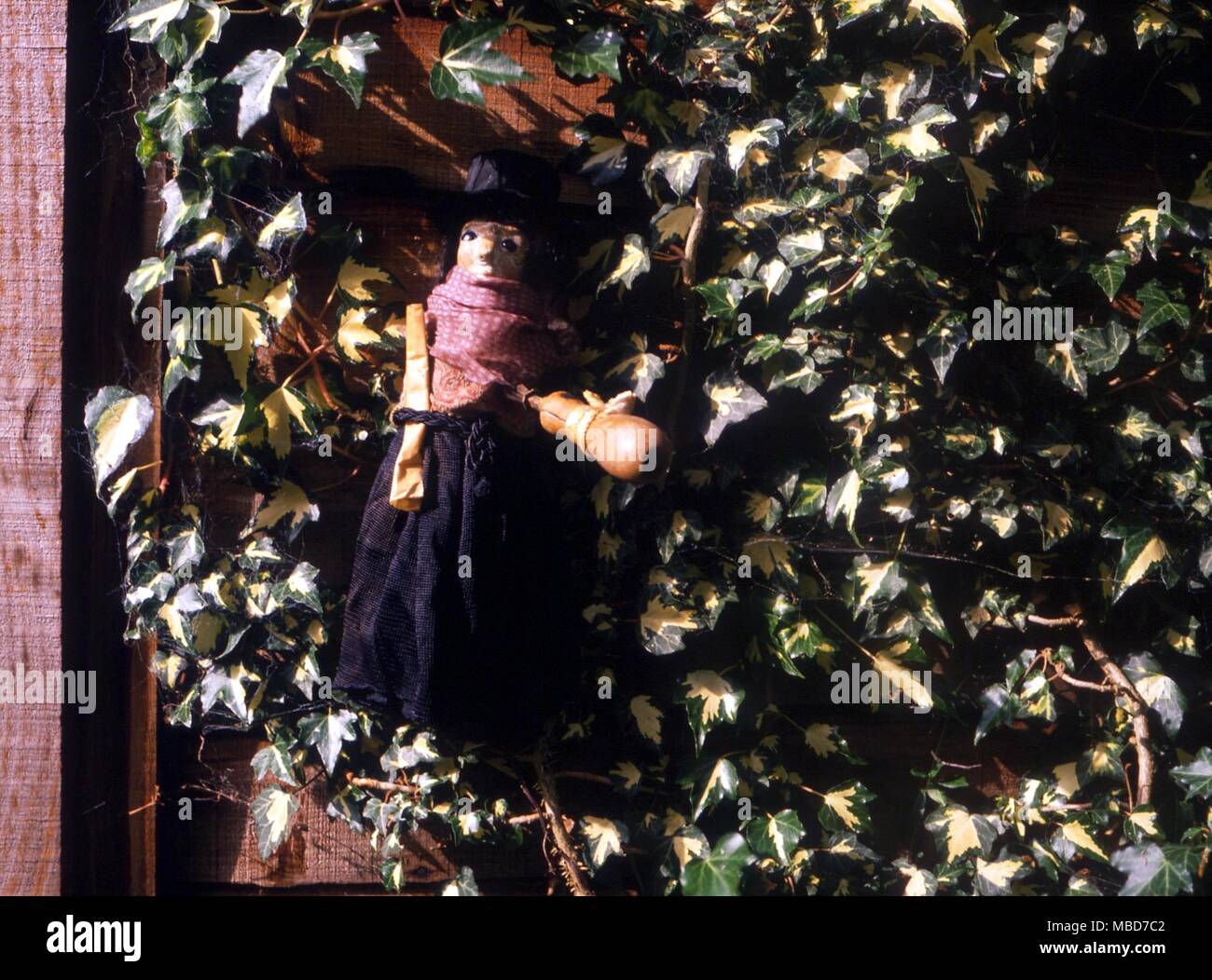 La valvola a fungo o waxn strega-doll, risparmiati da un recinto come parte di una magia nera attraente di una persona. Il modello potrebbe assomigliare alla vittima o vittima forse chiamato su carta di scorrimento. Foto Stock