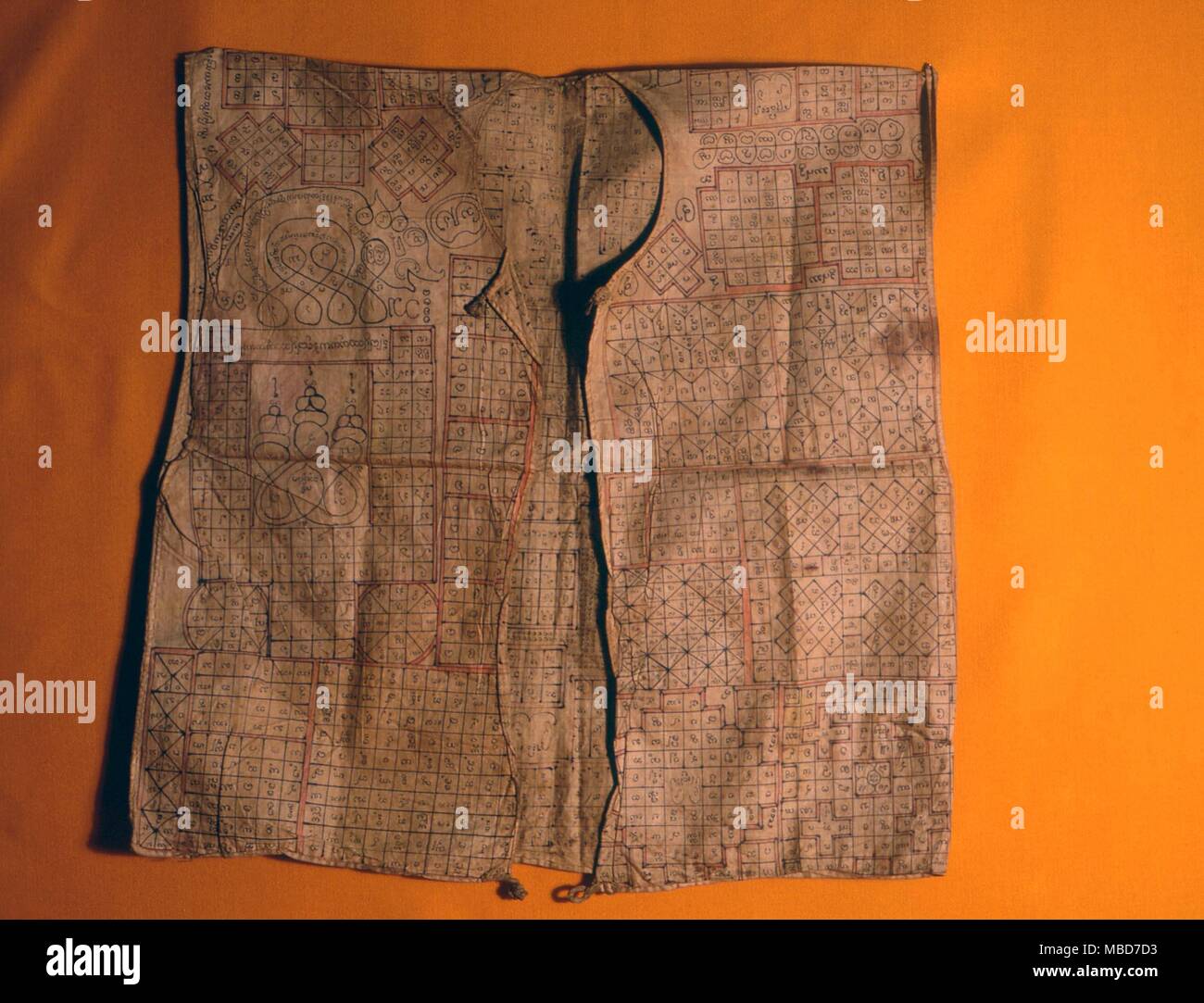 Amuletic shirt - Un Burmese 'Lan Na' amuletic shirt o indumento intimo con quadrati magici, incantesimi e immagini destinate a proteggere l'utilizzatore durante i viaggi o warfare battaglia. Gordon Reece Gallery, Knaresborough. Foto Stock