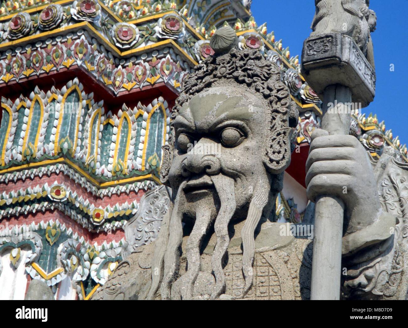 Demoniaci guardiani del tempio di Wat Arun. Foto Stock