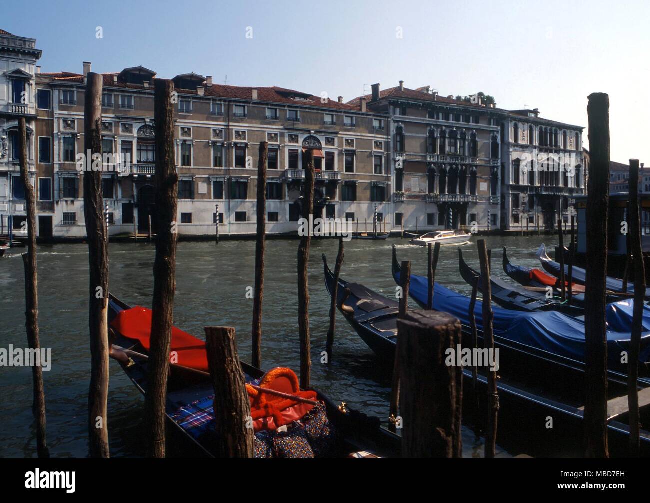 Alchimia - Venezia - Ca' Mocenigo Vecchia (il primo edificio a quattro piani, a destra) è ossessionato dal fantasma del grande alchimista e occultista Giordano Bruno. Bruno è stato denunciato da Mocenigo che avevano intrattenuto Bruno in quest'Aula. Bruno è stato bruciato a morte, in Roma. Foto Stock