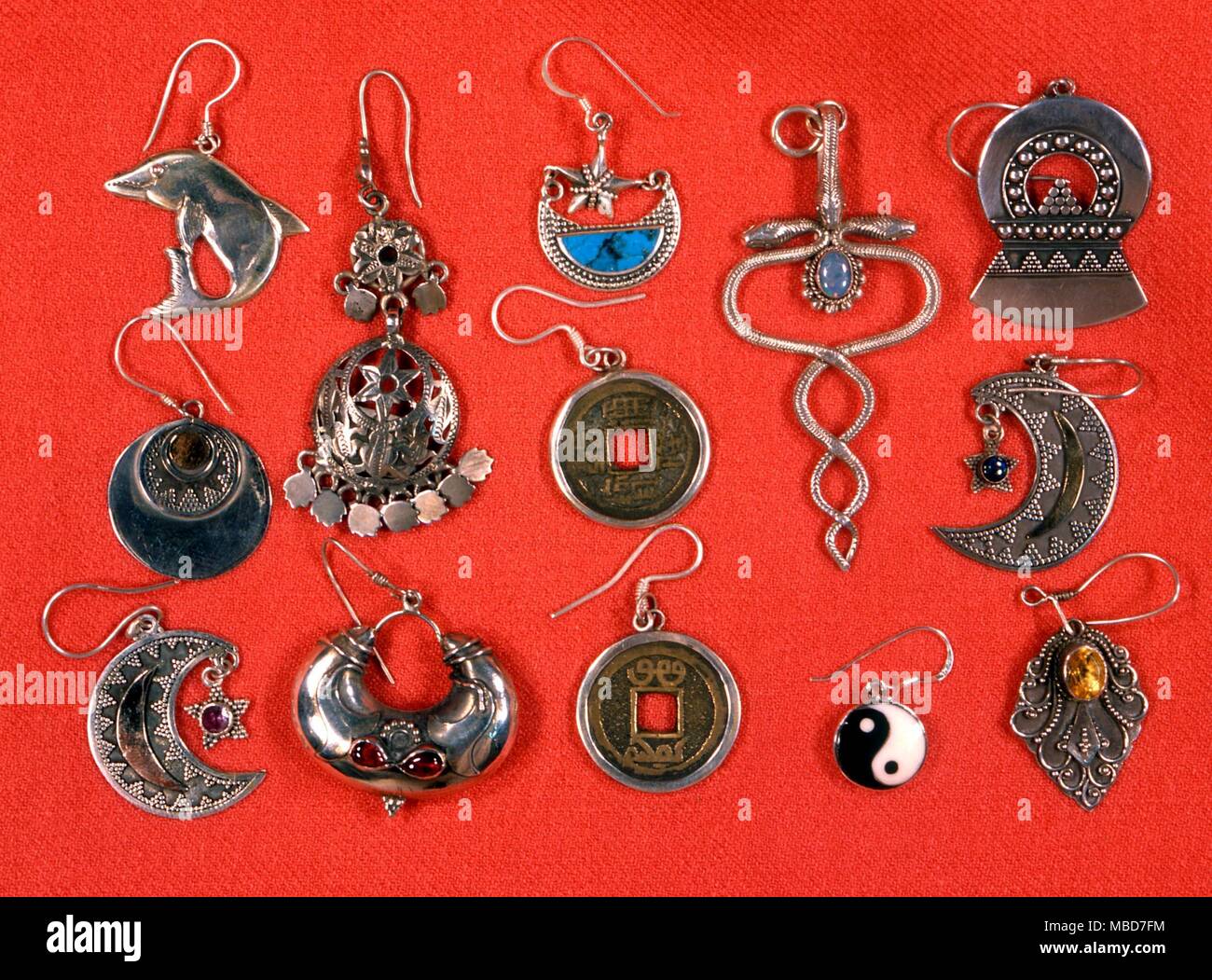 Tredici orecchini e ciondoli di design magico, incorporante magiche pietre e gemme. Foto Stock