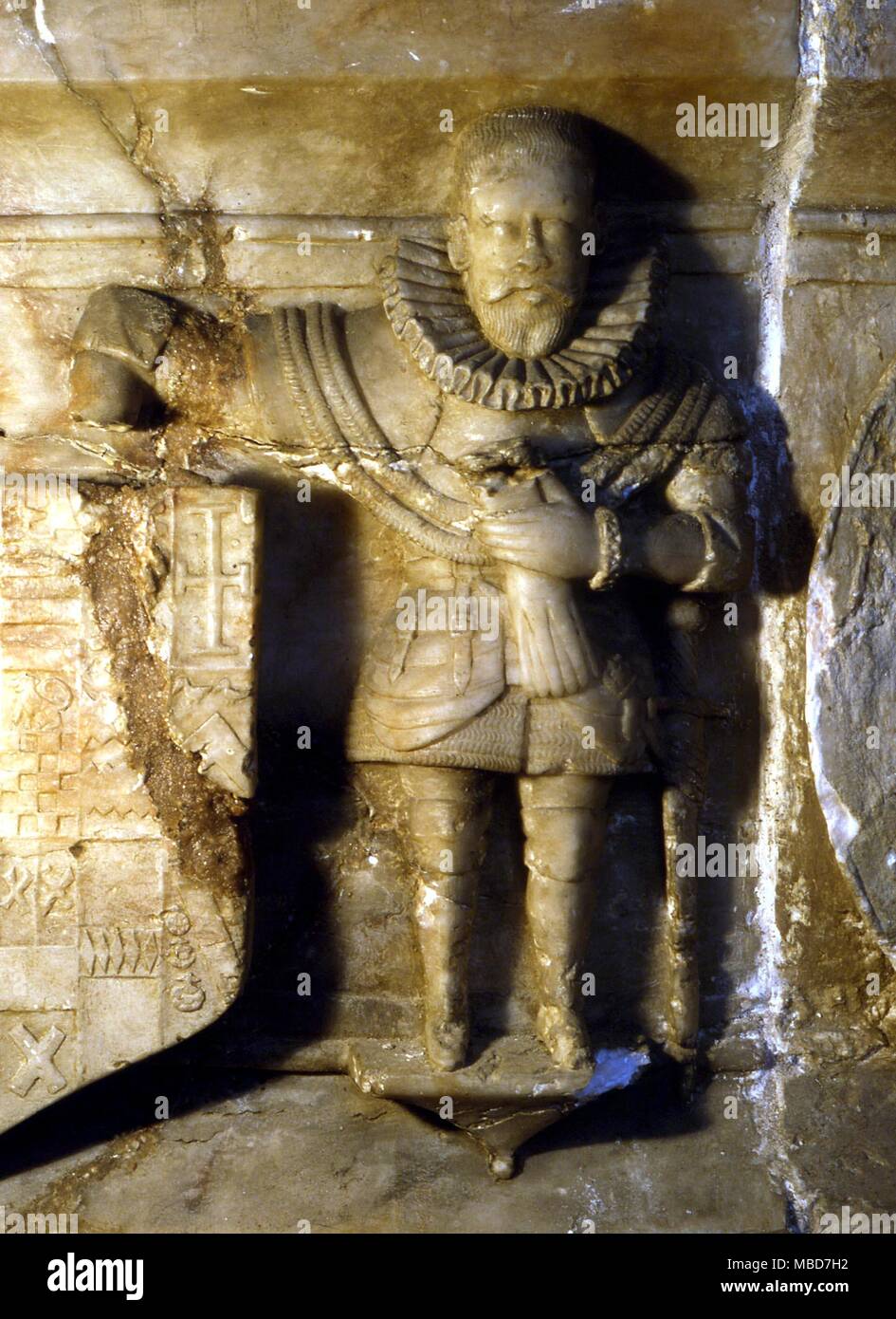 Miti - Santa Maria Vergine, Clifton (Notts) effigi di alabastro (c.1587) a Sir Gervase e le sue due mogli. Da Gabriel Royley di Burton on Trent. Dettaglio del Elizabethan figura sul lato della tomba. Foto Stock