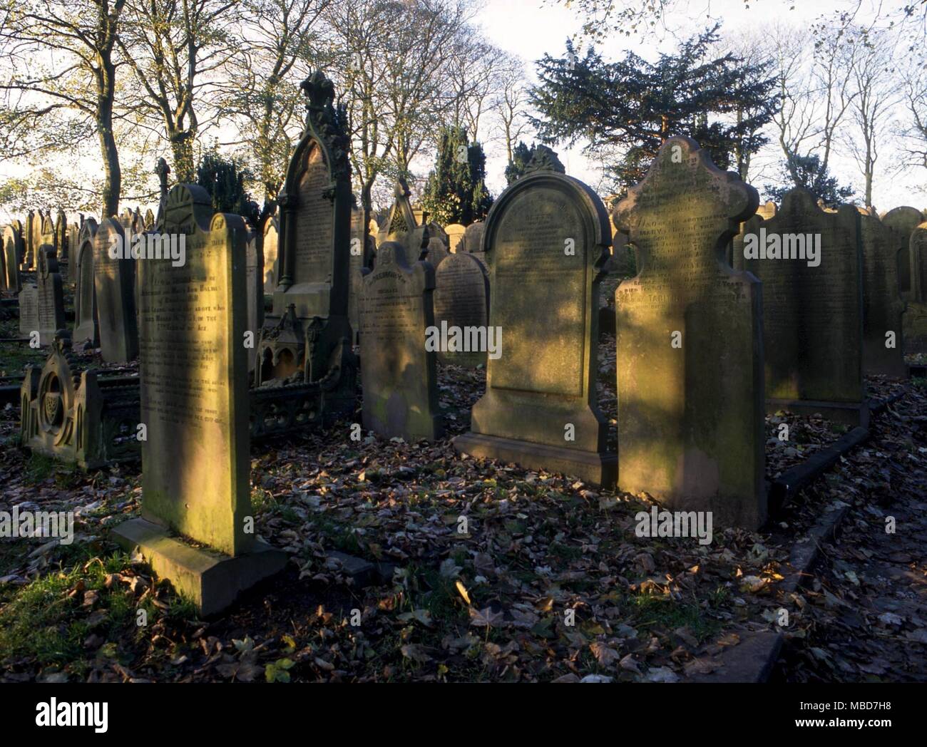 Cimitero il cimitero della chiesa parrocchiale di Haworth, Yorkshire Foto Stock