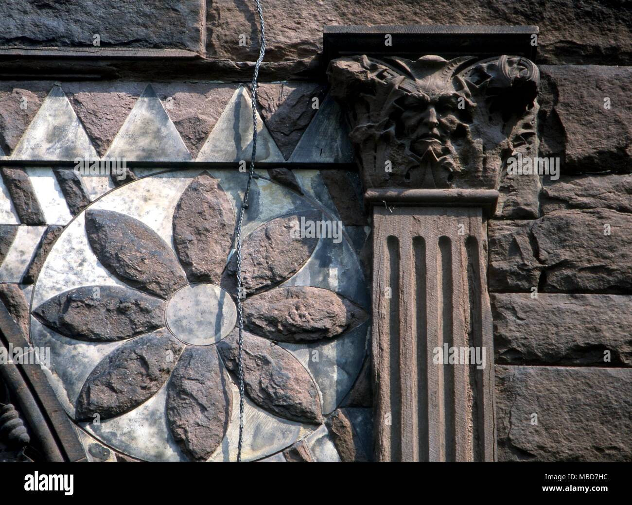 Uomo verde sulla facciata del XIX secolo la storia edificio dell'Università di Toronto Foto Stock