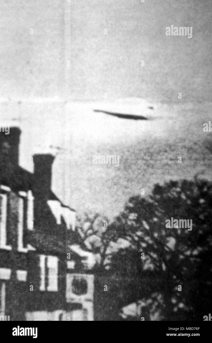 UFO fotografato da Cranbrook High School, Cranbrook, Inghilterra nel dicembre 1944 (14:30) da Robert Radioestesia. Wendelle Stevens di archivi con disposizione con Charles Walker Foto Stock