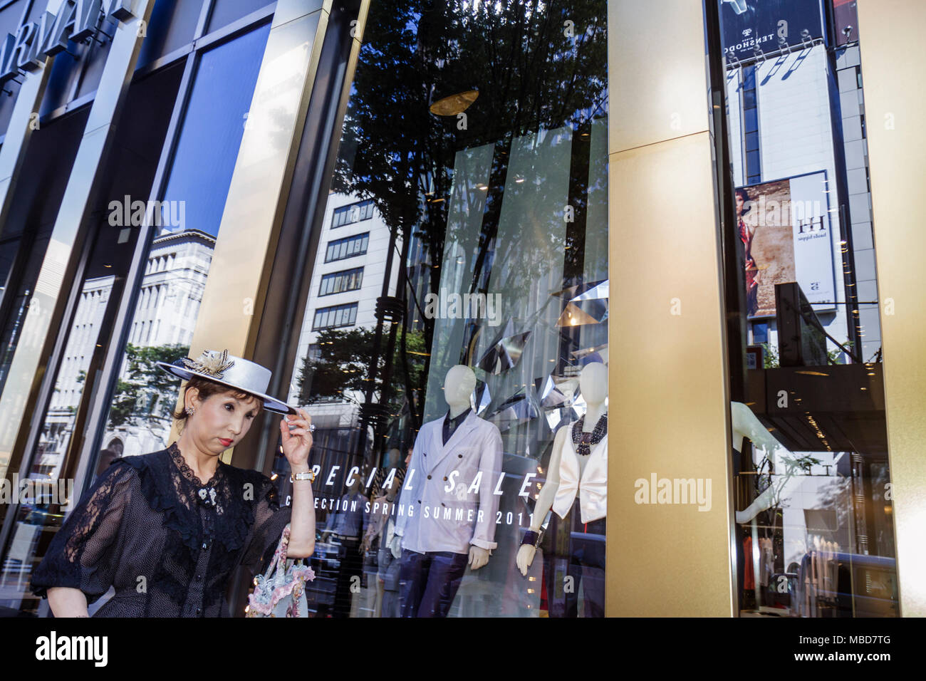 Tokyo Japan,Asia,Orient,Ginza,Hamuri Dori Street,shopping shopper shopping shopping negozi mercato mercati di mercato acquisti di vendita, negozi al dettaglio bu Foto Stock