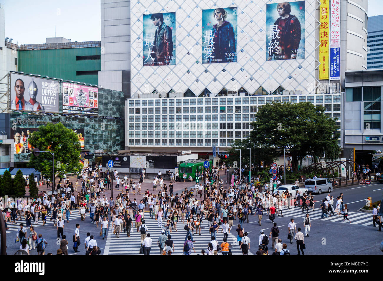 Tokyo Giappone,Asia,Oriente,Shibuya,Stazione JR Shibuya,Shibuya Crossing,kanji,personaggi,simboli,Inglese Giapponese,cartellone di Harry Potter,pubblicità,annuncio Foto Stock