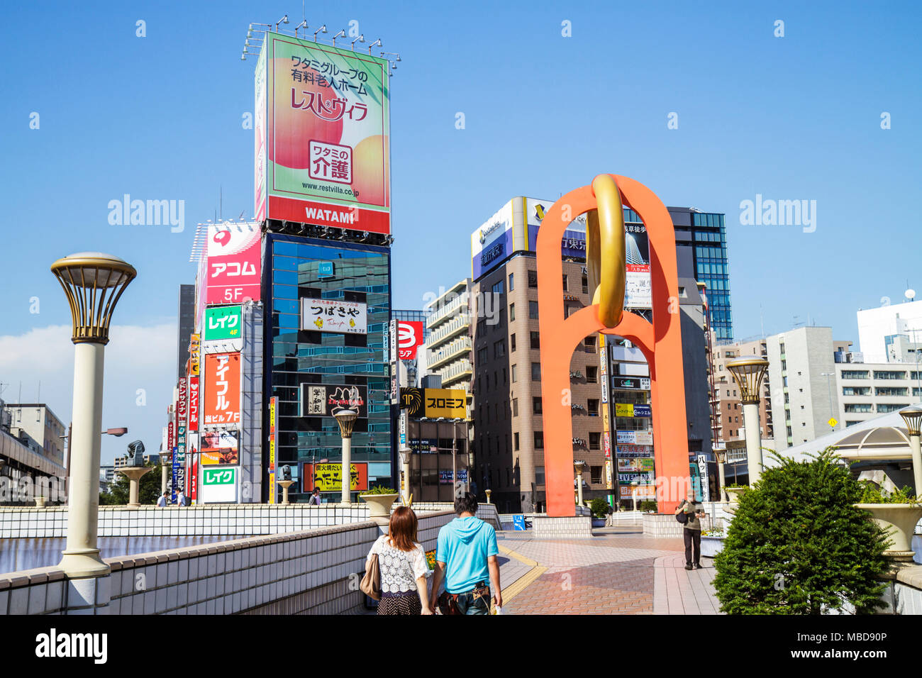 Tokyo Japan,Ueno,pedone walkover,kanji,inglese giapponese,caratteri,simboli,cartellone,pubblicità,annunci,annunci,pubblicità,pubblicità,pubblicità,pubblicità,insegne,scultura,pubblico Foto Stock