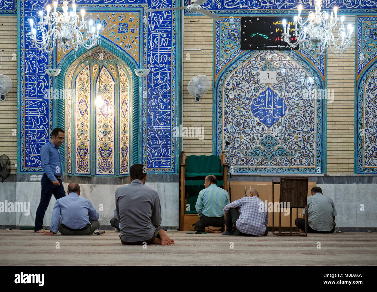 Gli uomini di pregare in moschea Jameh di Gorgan, Golestan provincia, Iran settentrionale Foto Stock
