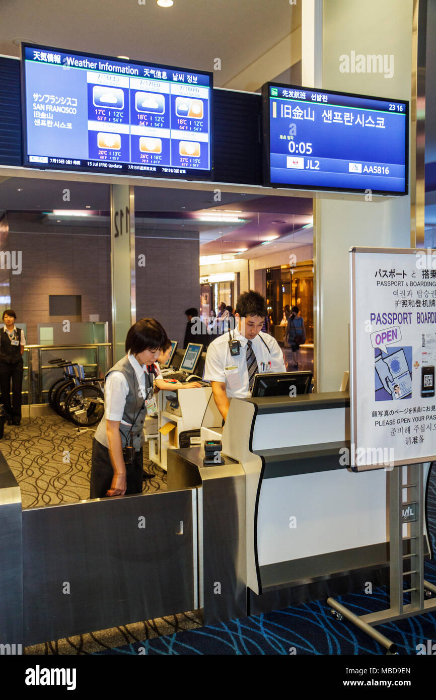 Tokyo Japan,Haneda Airport,kanji,personaggi,simboli,Inglese Giapponese,cancello,agenti d'imbarco,Asian Oriental,donna donne adulte adulti,uomo uomini maschio, Foto Stock