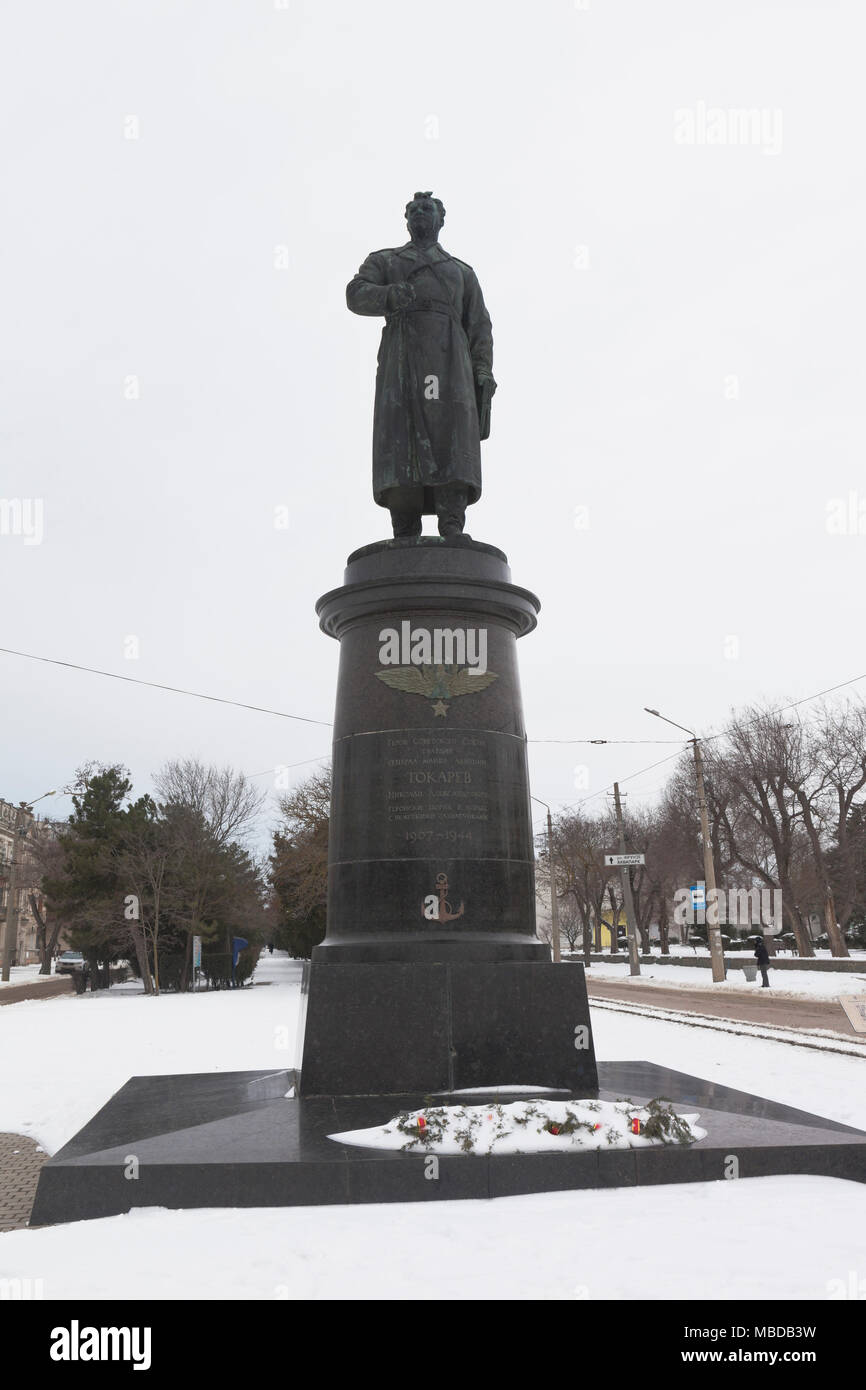 Evpatoria, Crimea, Russia - 28 Febbraio 2018: Monumento a l'eroe dell'Unione Sovietica, General Maggiore dell' aviazione Tokarev Nikolai Alexandrovich in th Foto Stock