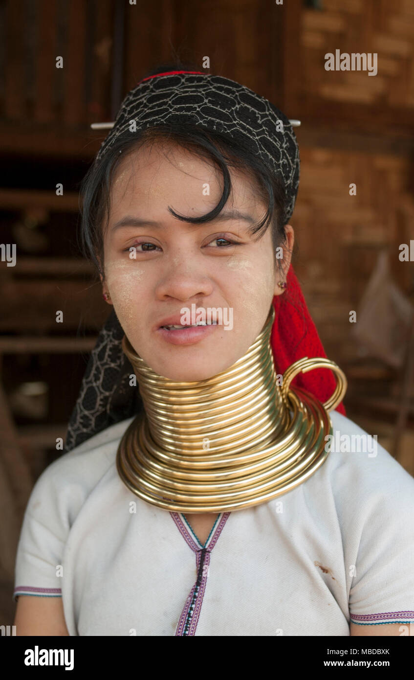 Un Padaung 'lungo collo' donna, Chiang Mai, Thailandia. Foto Stock