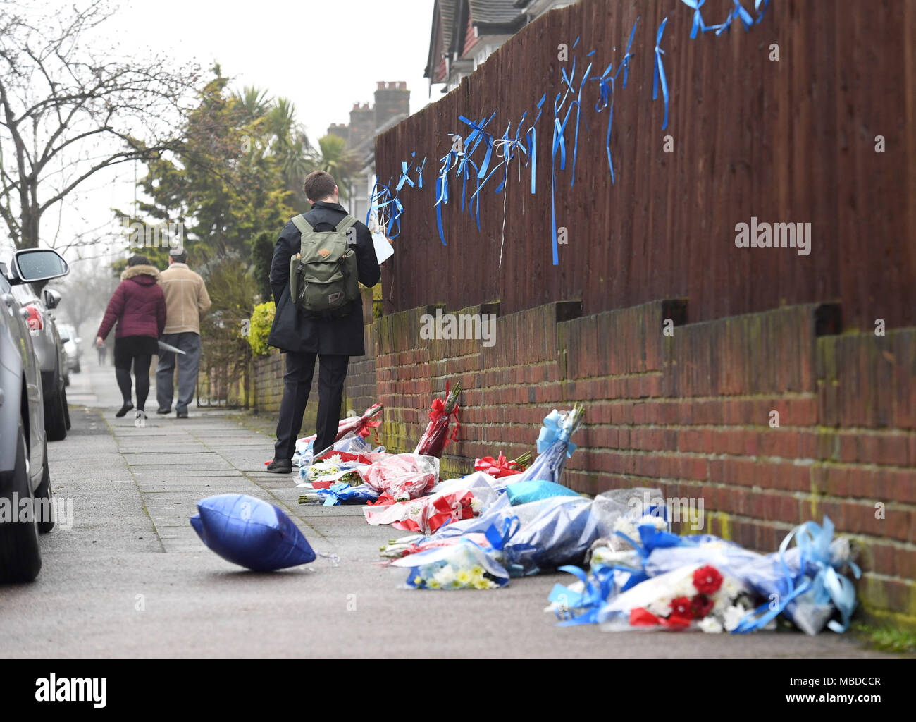 Omaggi floreali a sinistra su South Park Crescent nel verde qua dopo la morte di Henry Vincent, 37, dopo una lotta in un raid raffazzonata a sud-est di Londra di proprietà di Richard Osborn-Brooks. Foto Stock