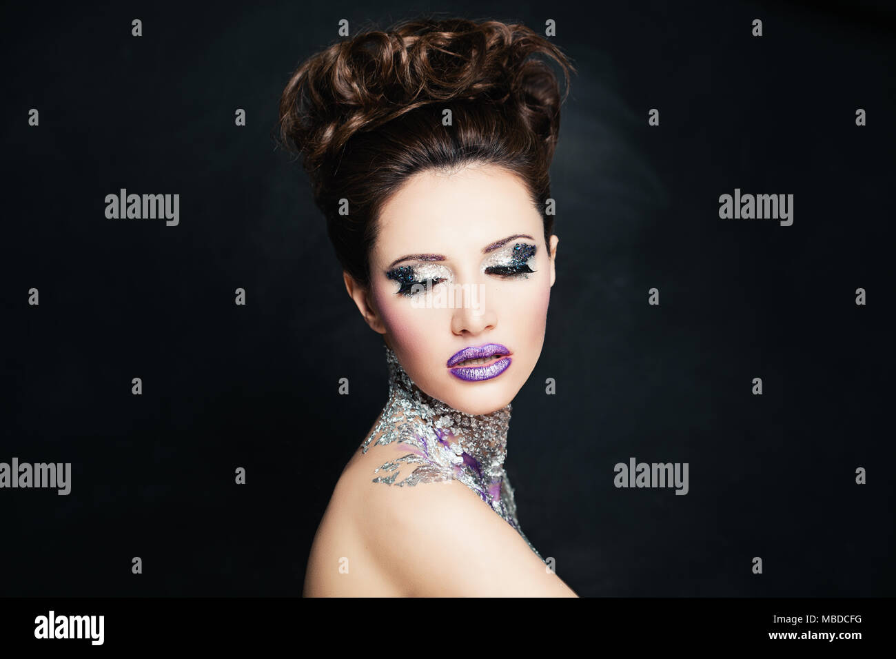 Bella Donna Moda modello con ciglia finte e Glitter ombretto. Trucco creativo Foto Stock