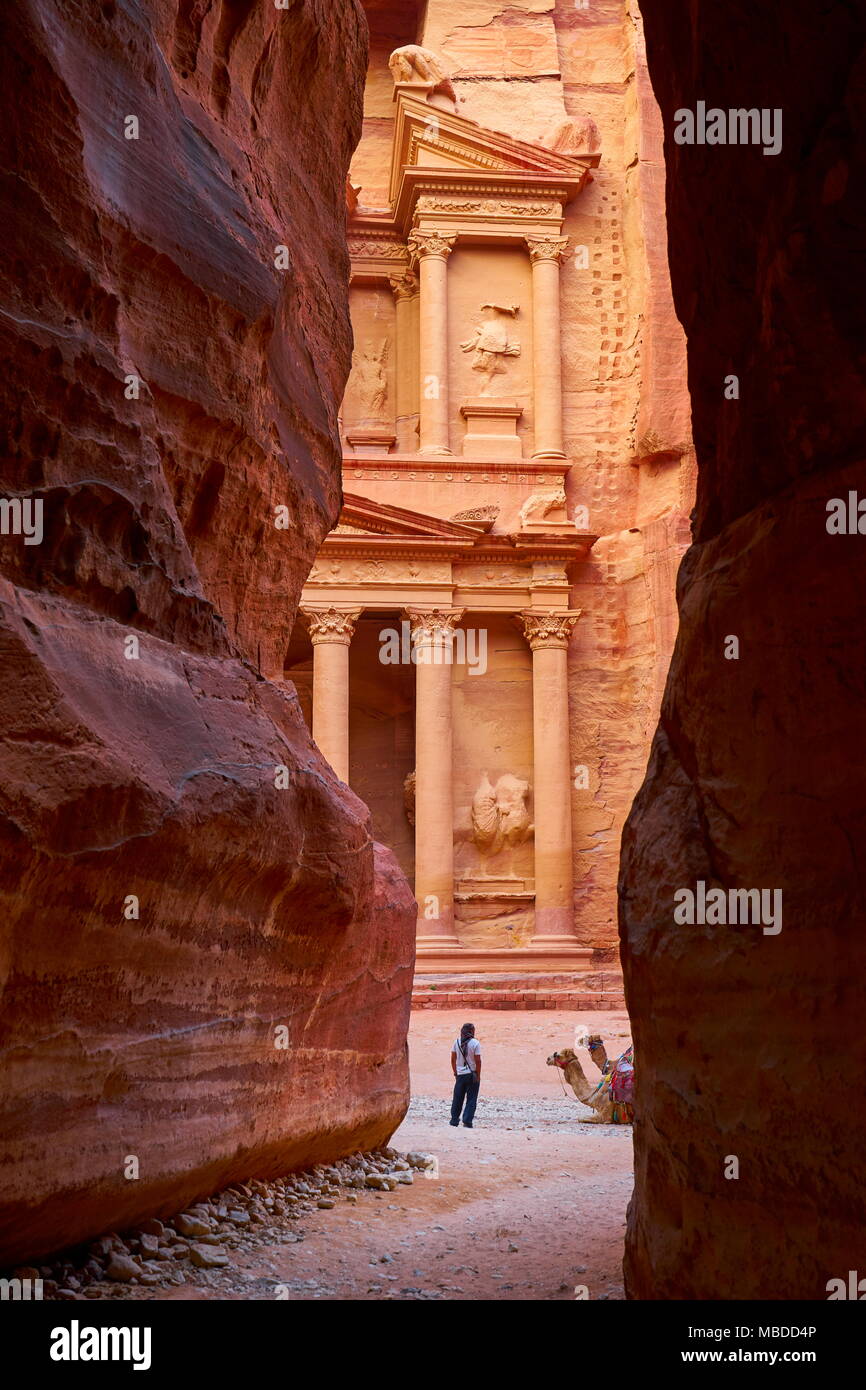 Una vista dal siq canyon al Tesoro Khazneh edificio, Petra, Giordania Foto Stock