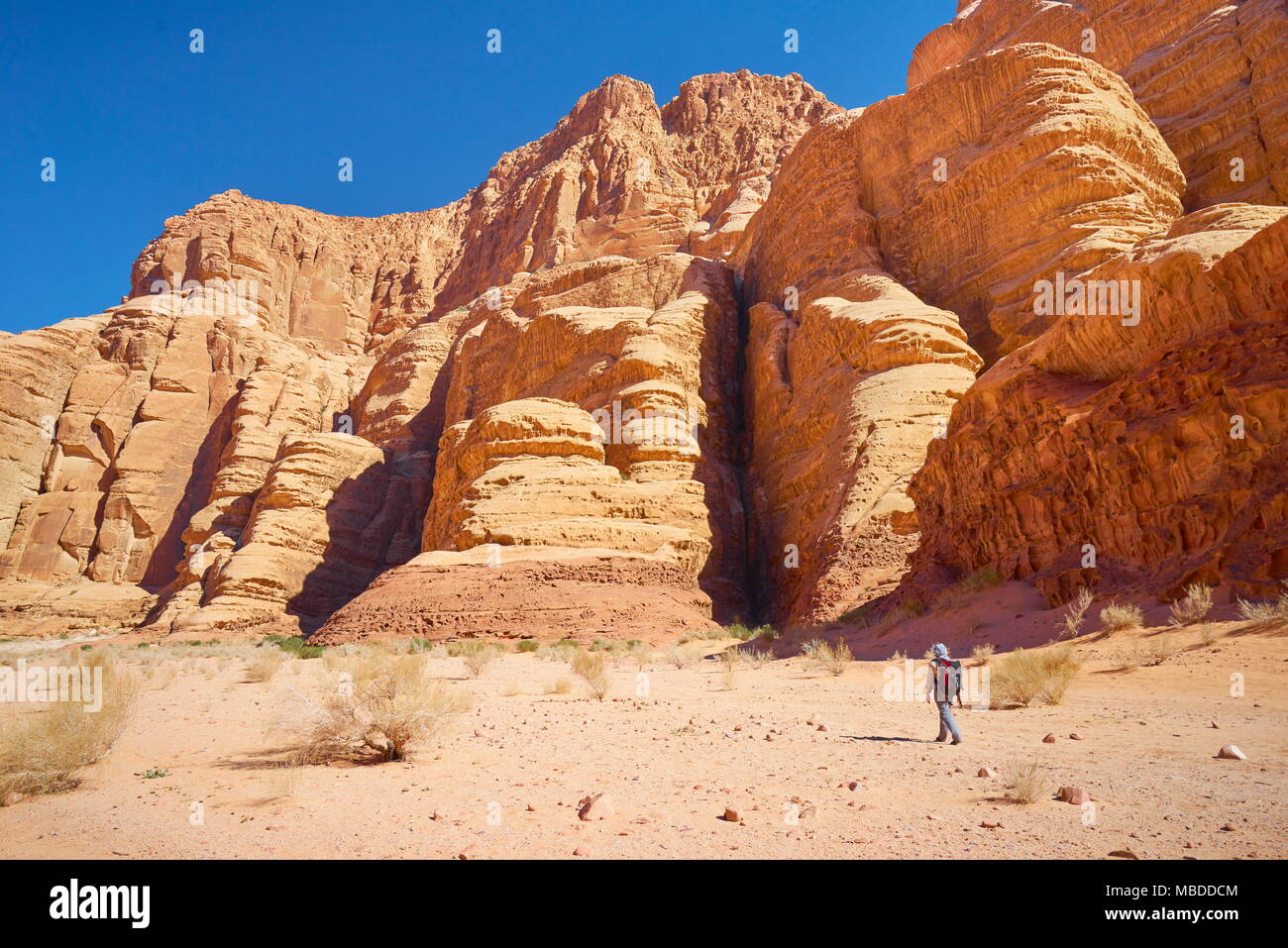 Trekking nel Canyon Burrah, Wadi Rum Desert, Giordania Foto Stock