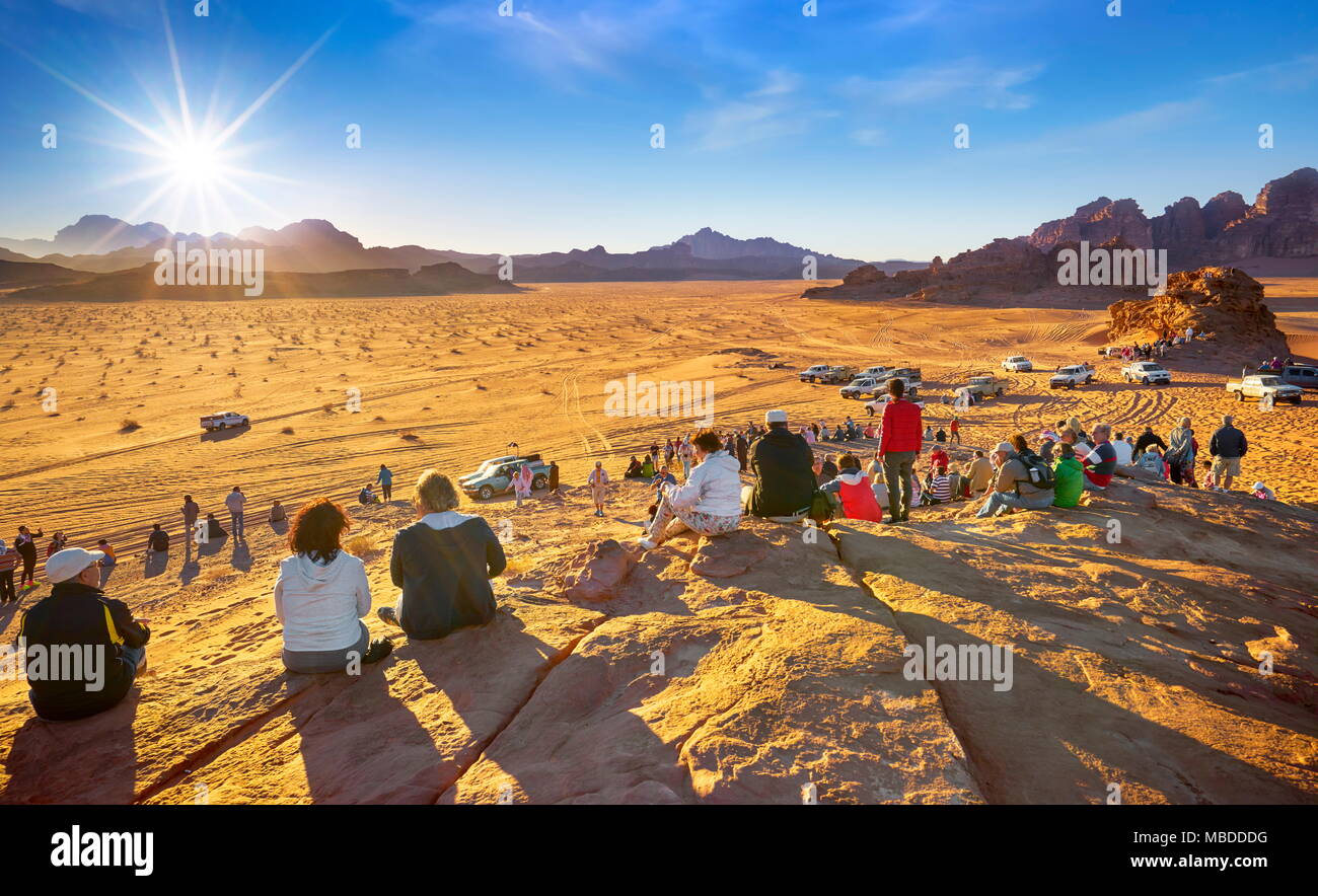 I turisti in attesa del tramonto, Wadi Rum Desert, Giordania Foto Stock